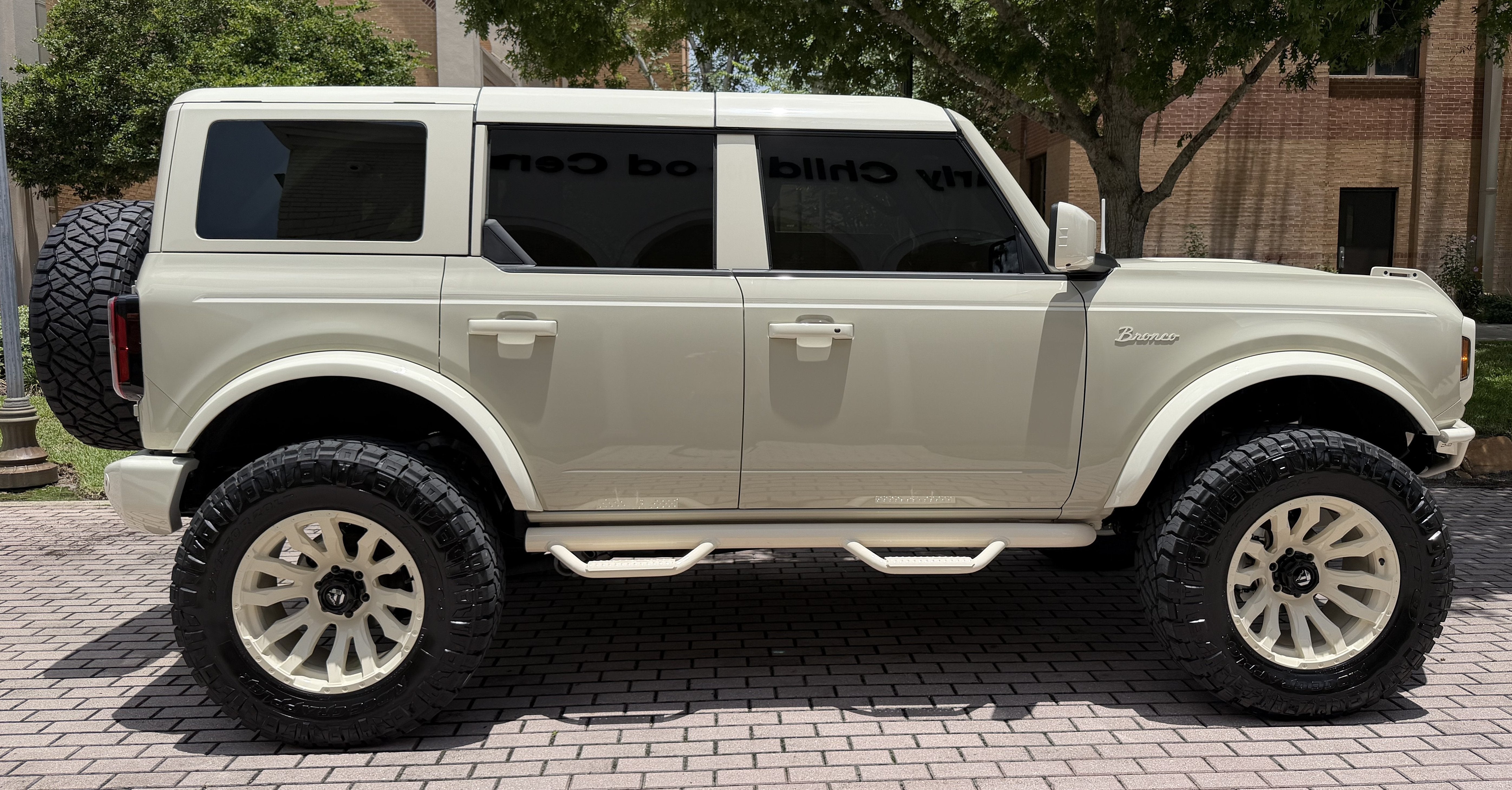2026 Ford Bronco Wimbledon White Retro Big Bend Custom Lifted