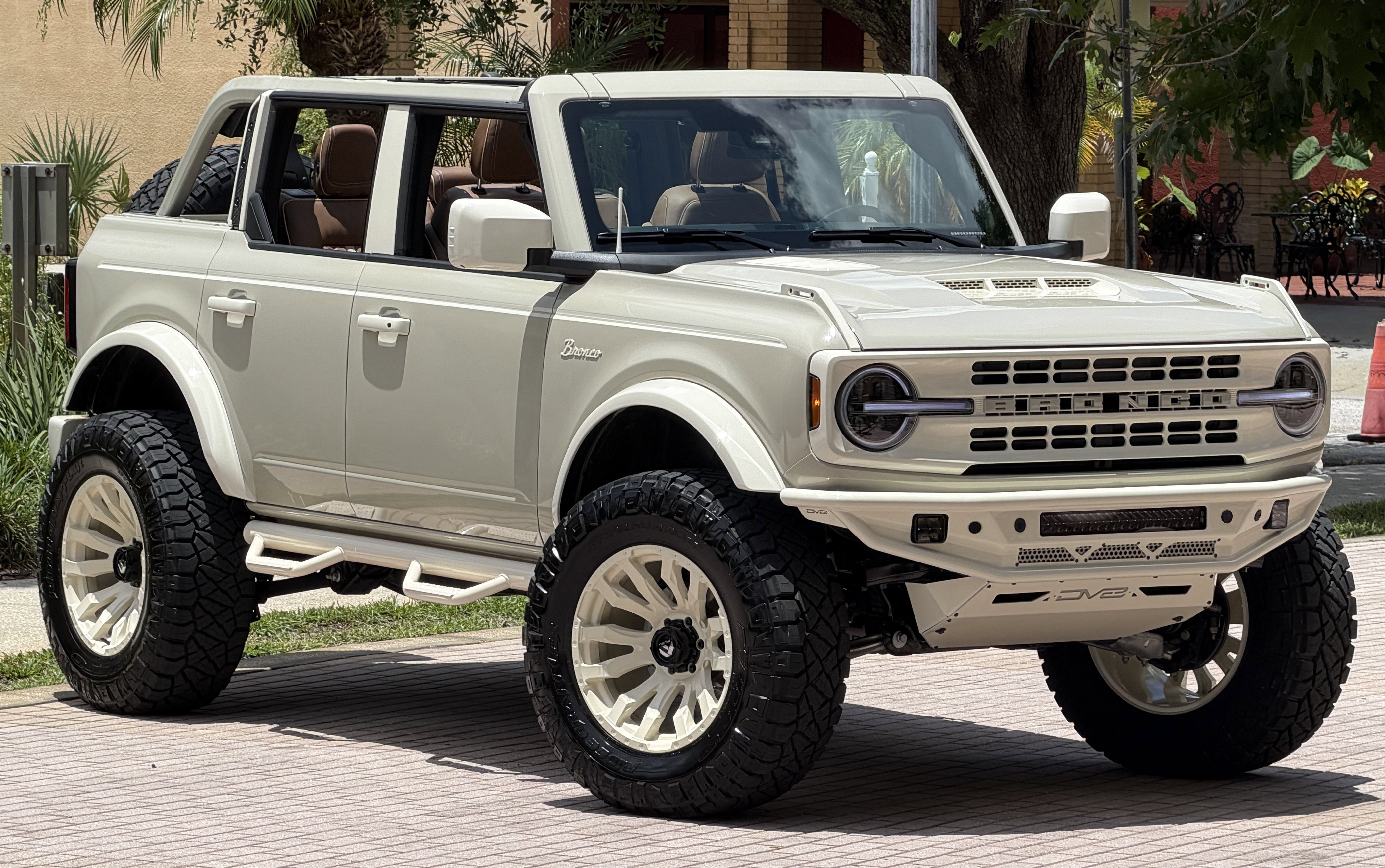 2026 Ford Bronco Wimbledon White Retro Big Bend Custom Lifted
