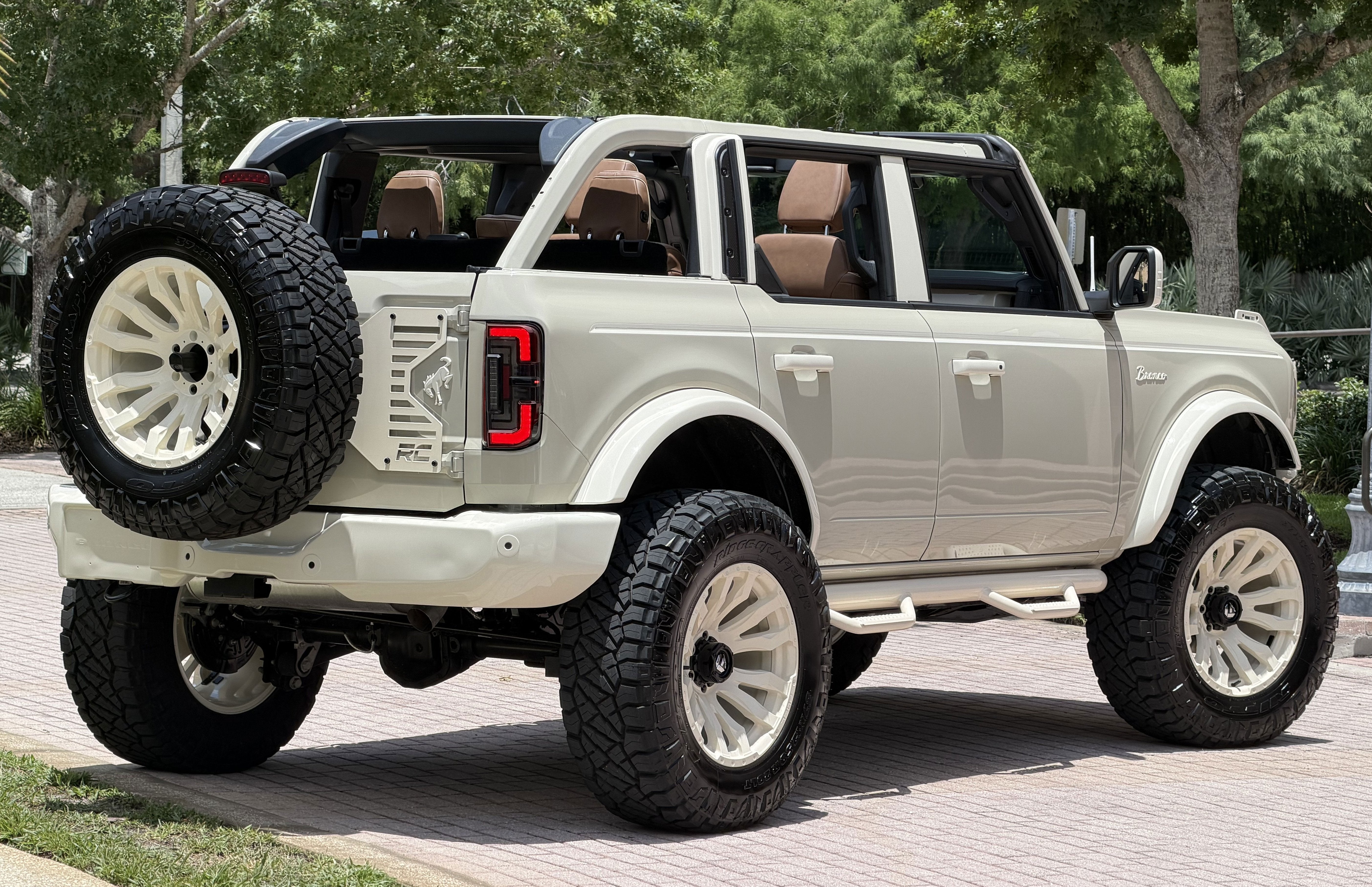 2026 Ford Bronco Wimbledon White Retro Big Bend Custom Lifted