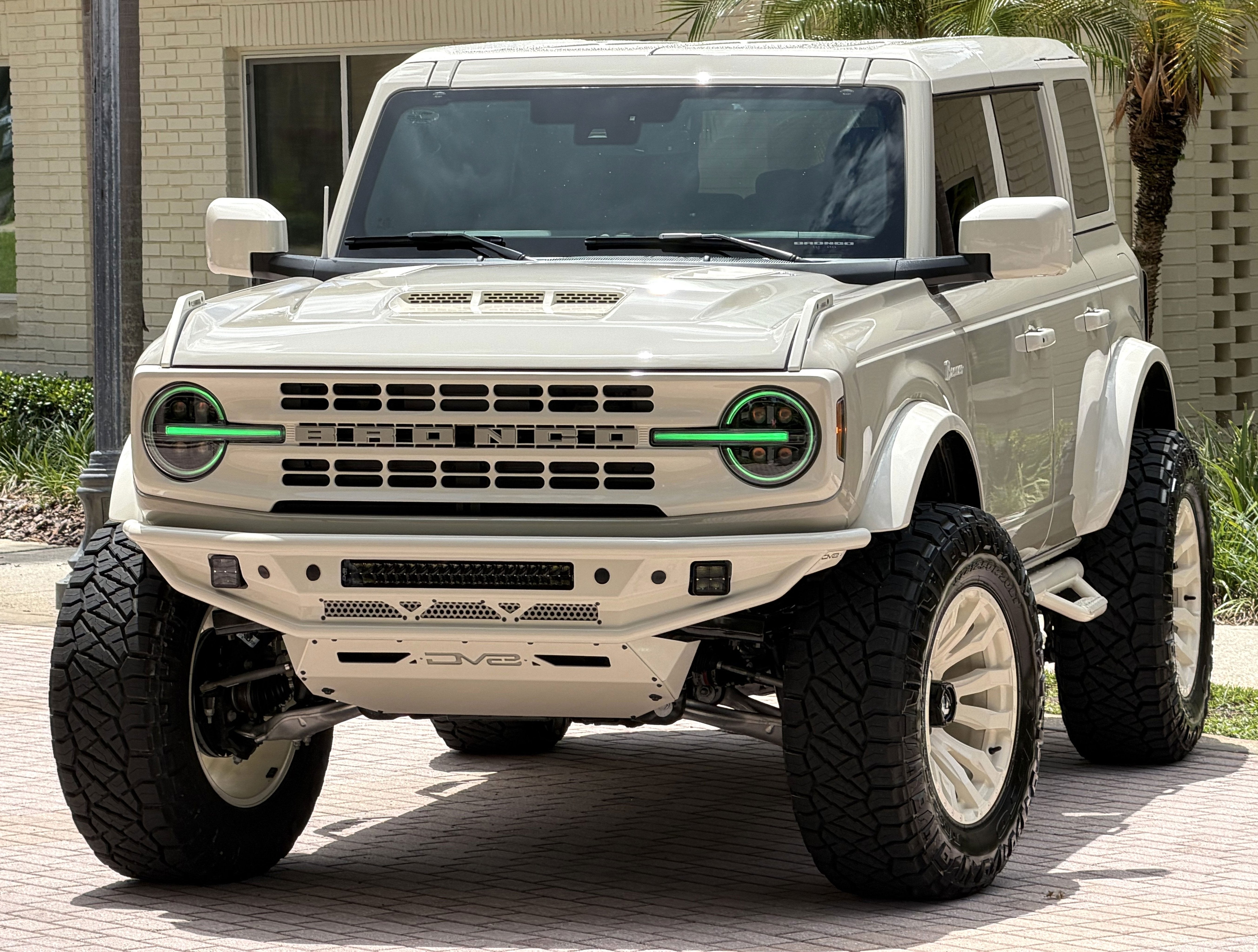 2026 Ford Bronco Wimbledon White Retro Big Bend Custom Lifted