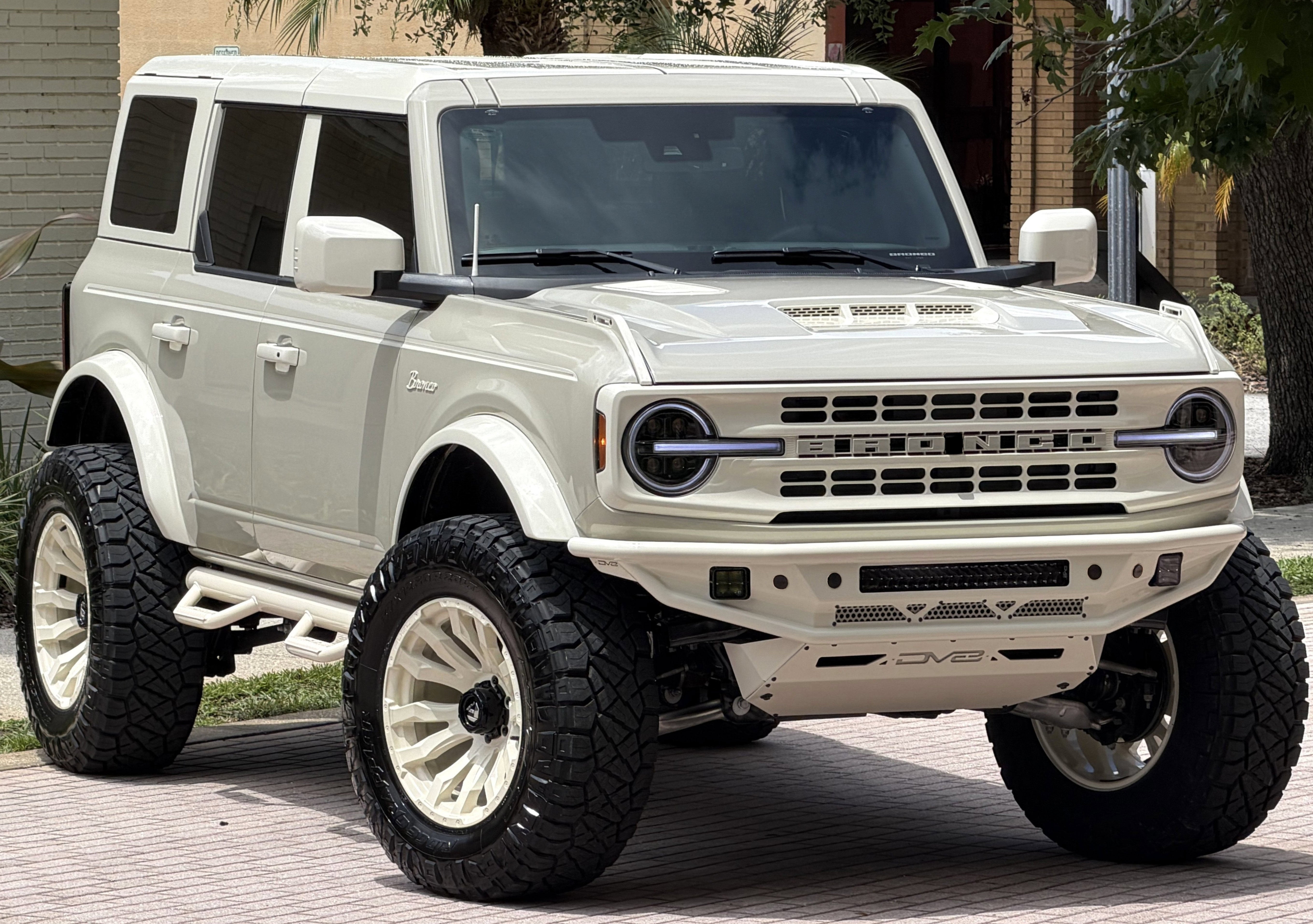2026 Ford Bronco Wimbledon White Retro Big Bend Custom Lifted