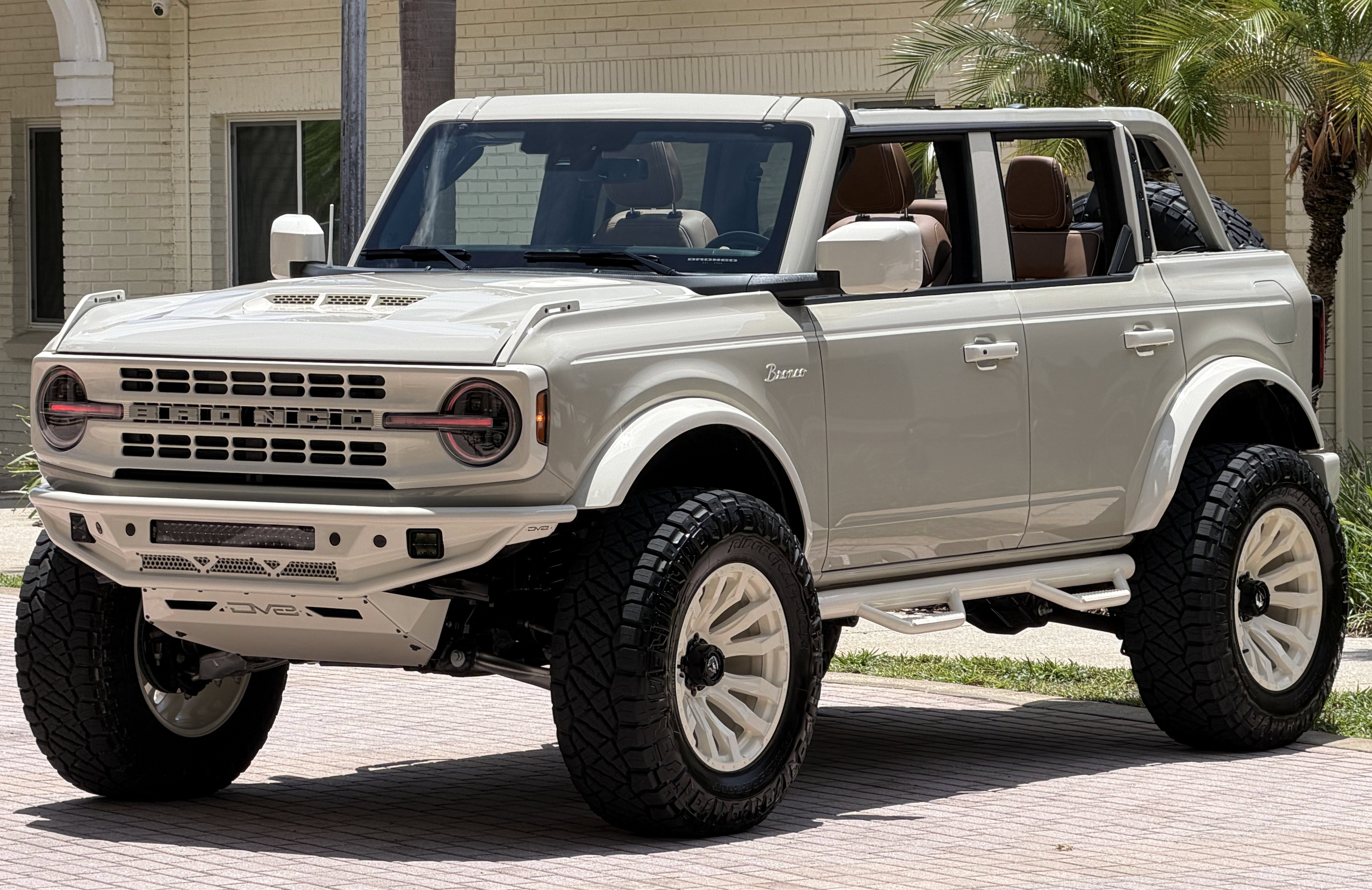 2026 Ford Bronco Wimbledon White Retro Big Bend Custom Lifted
