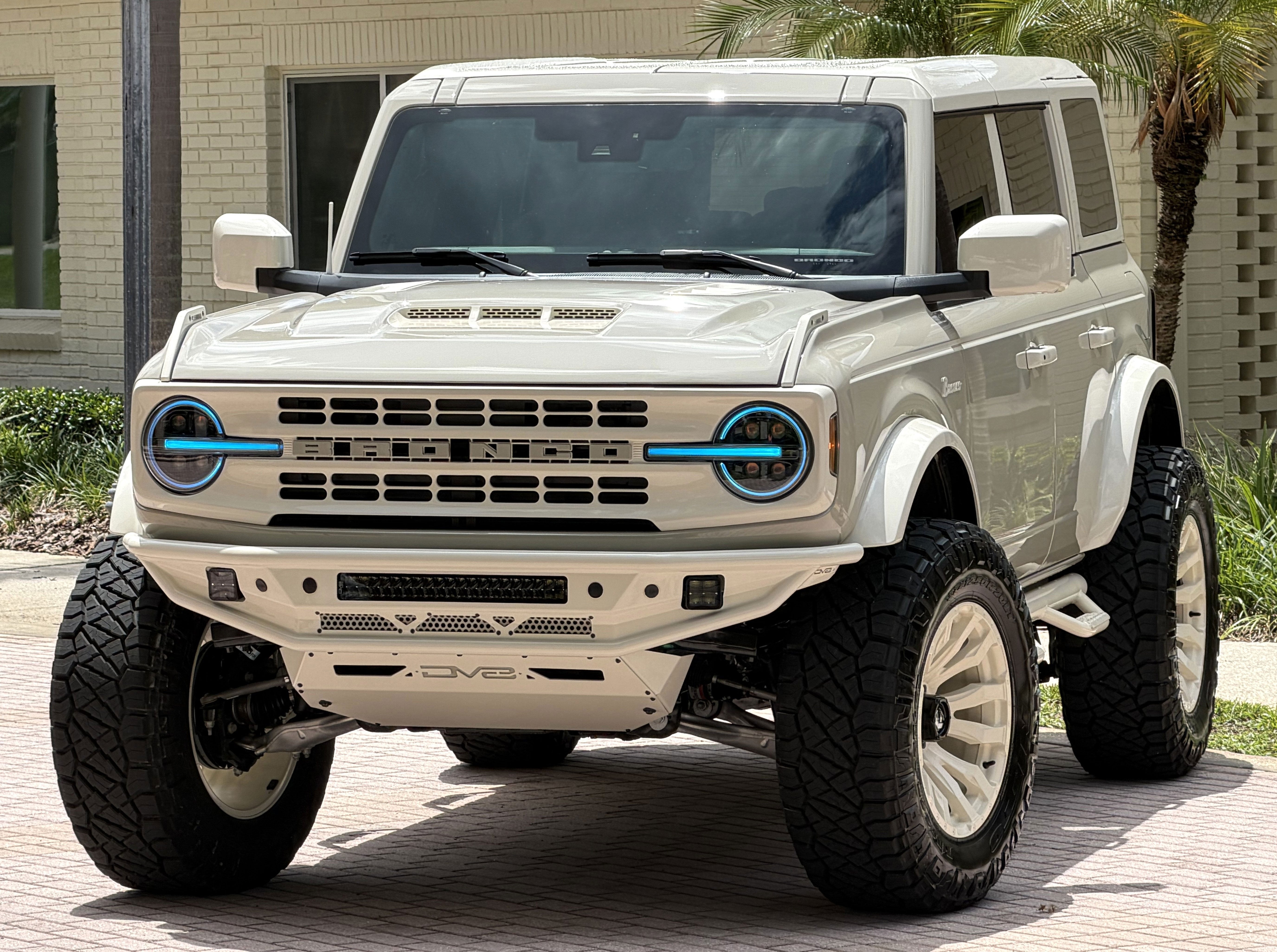 2026 Ford Bronco Wimbledon White Retro Big Bend Custom Lifted