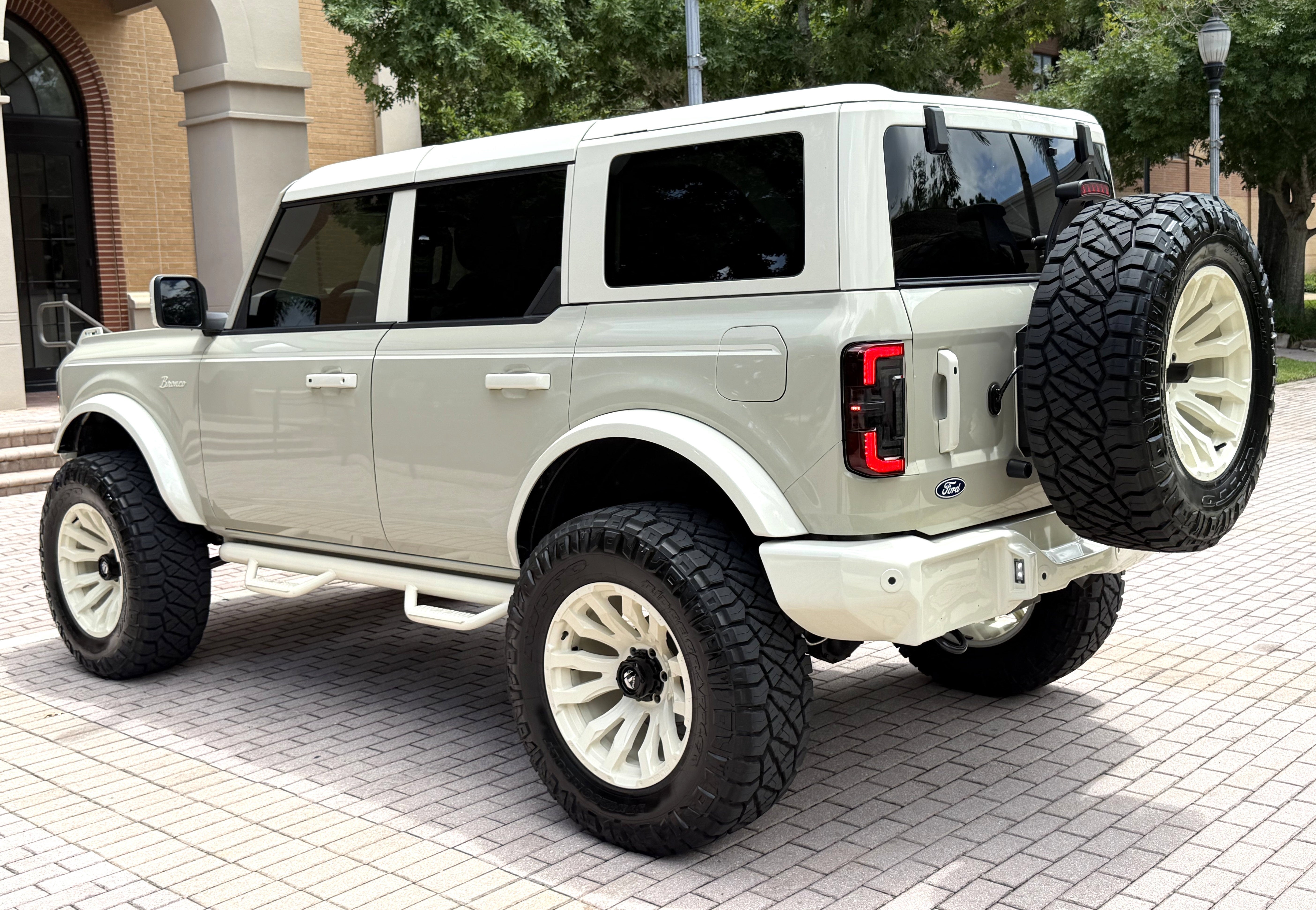 2026 Ford Bronco Wimbledon White Retro Big Bend Custom Lifted