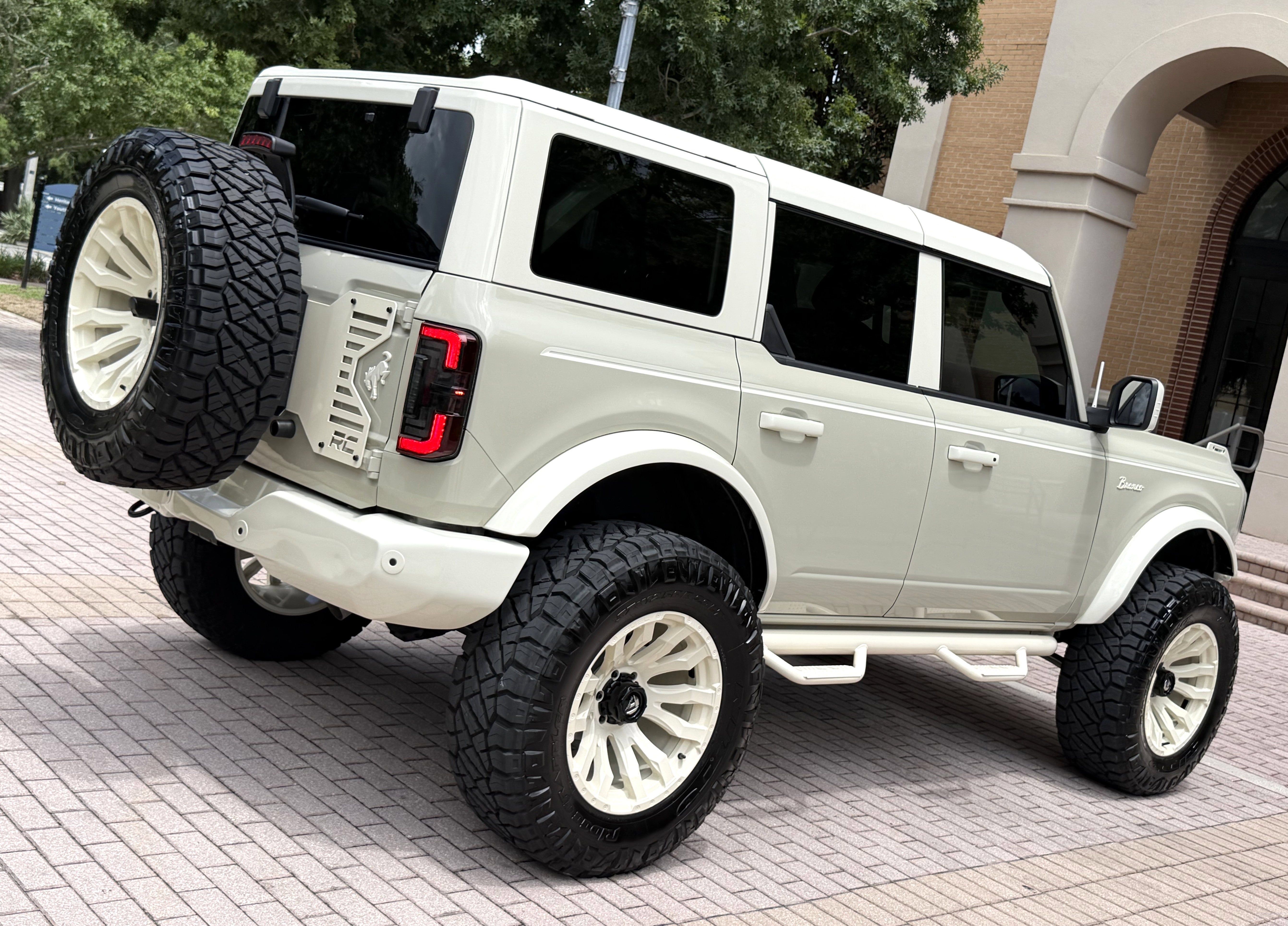 2026 Ford Bronco Wimbledon White Retro Big Bend Custom Lifted