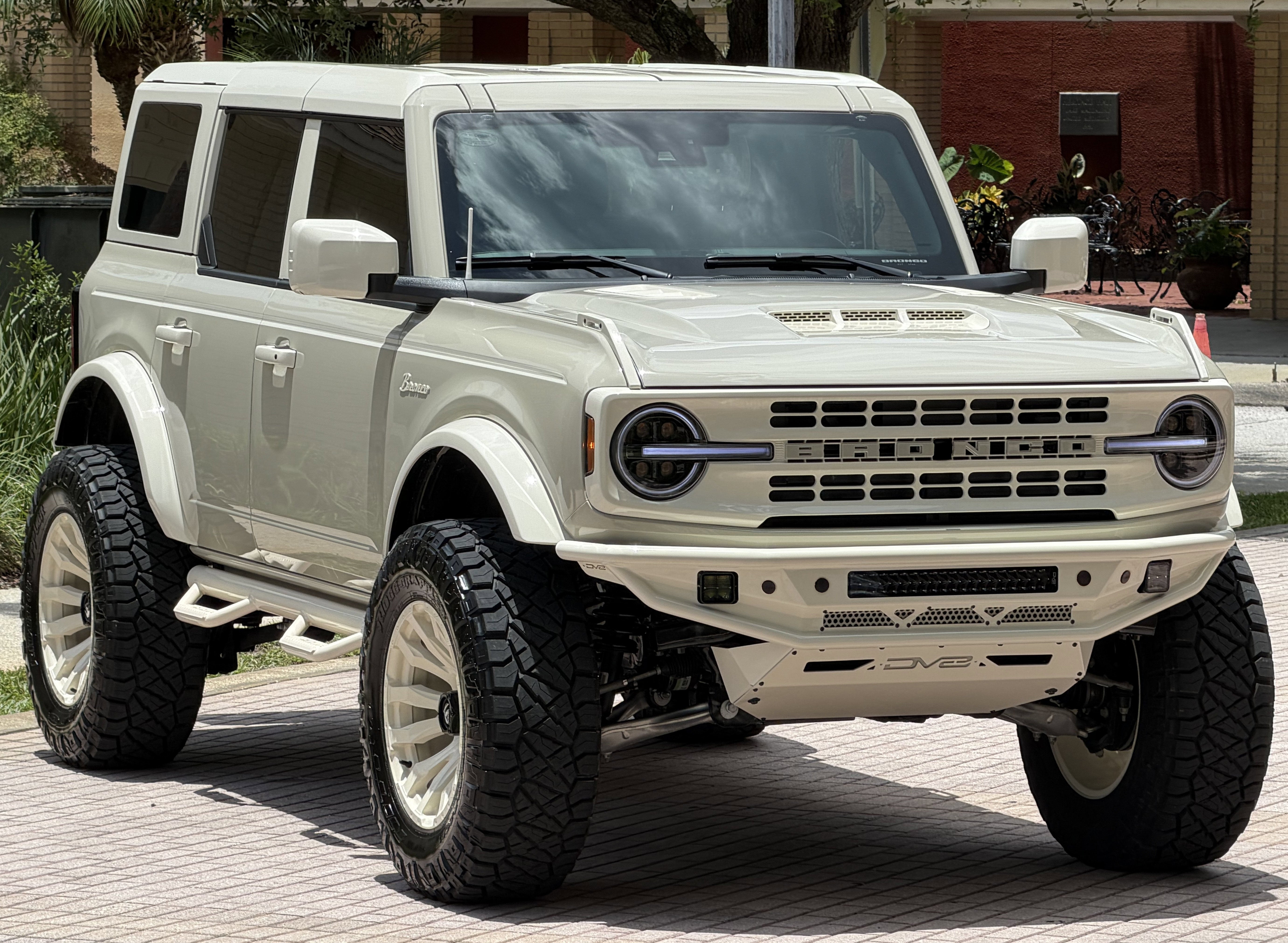 2026 Ford Bronco Wimbledon White Retro Big Bend Custom Lifted