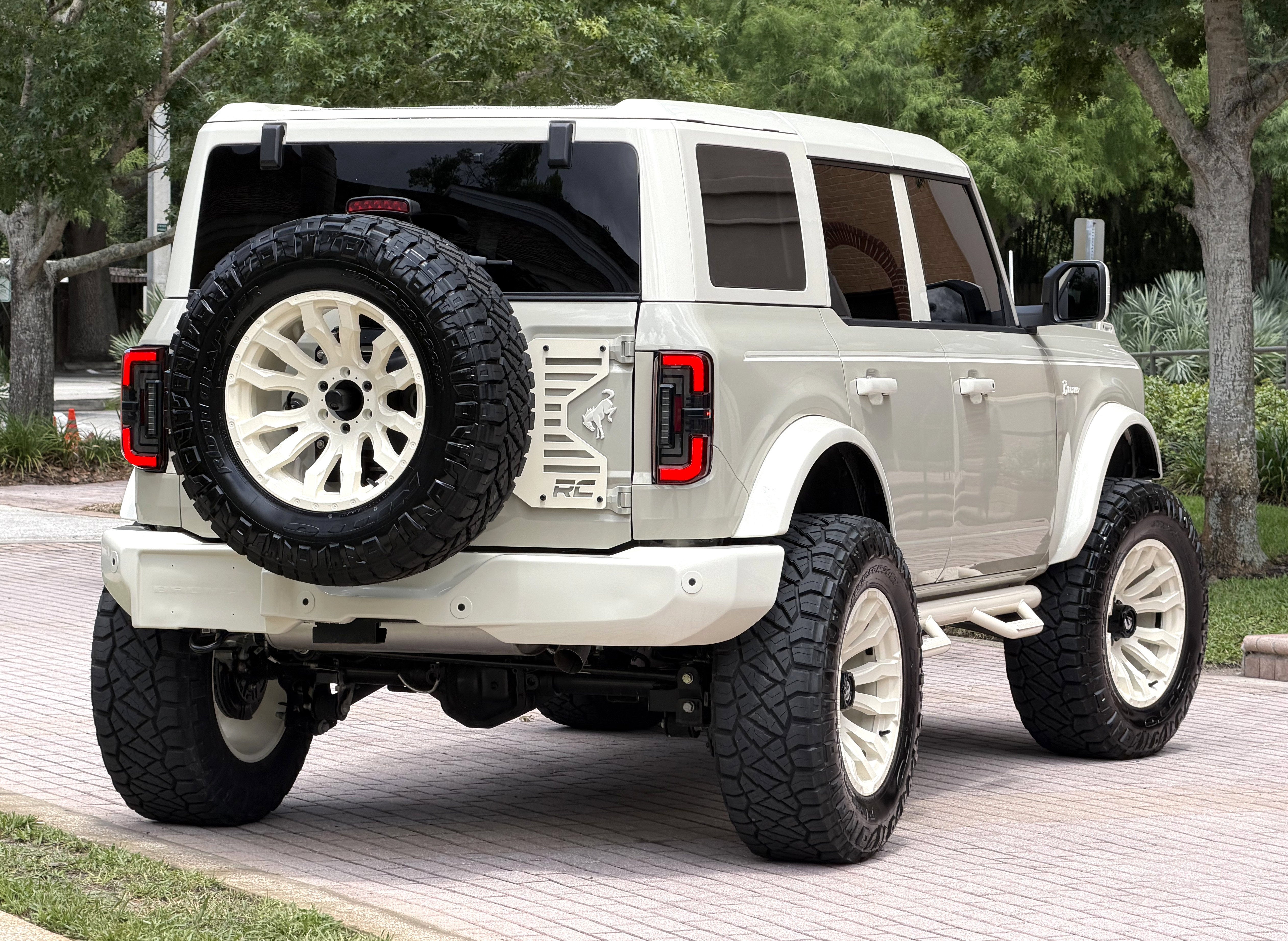 2026 Ford Bronco Wimbledon White Retro Big Bend Custom Lifted