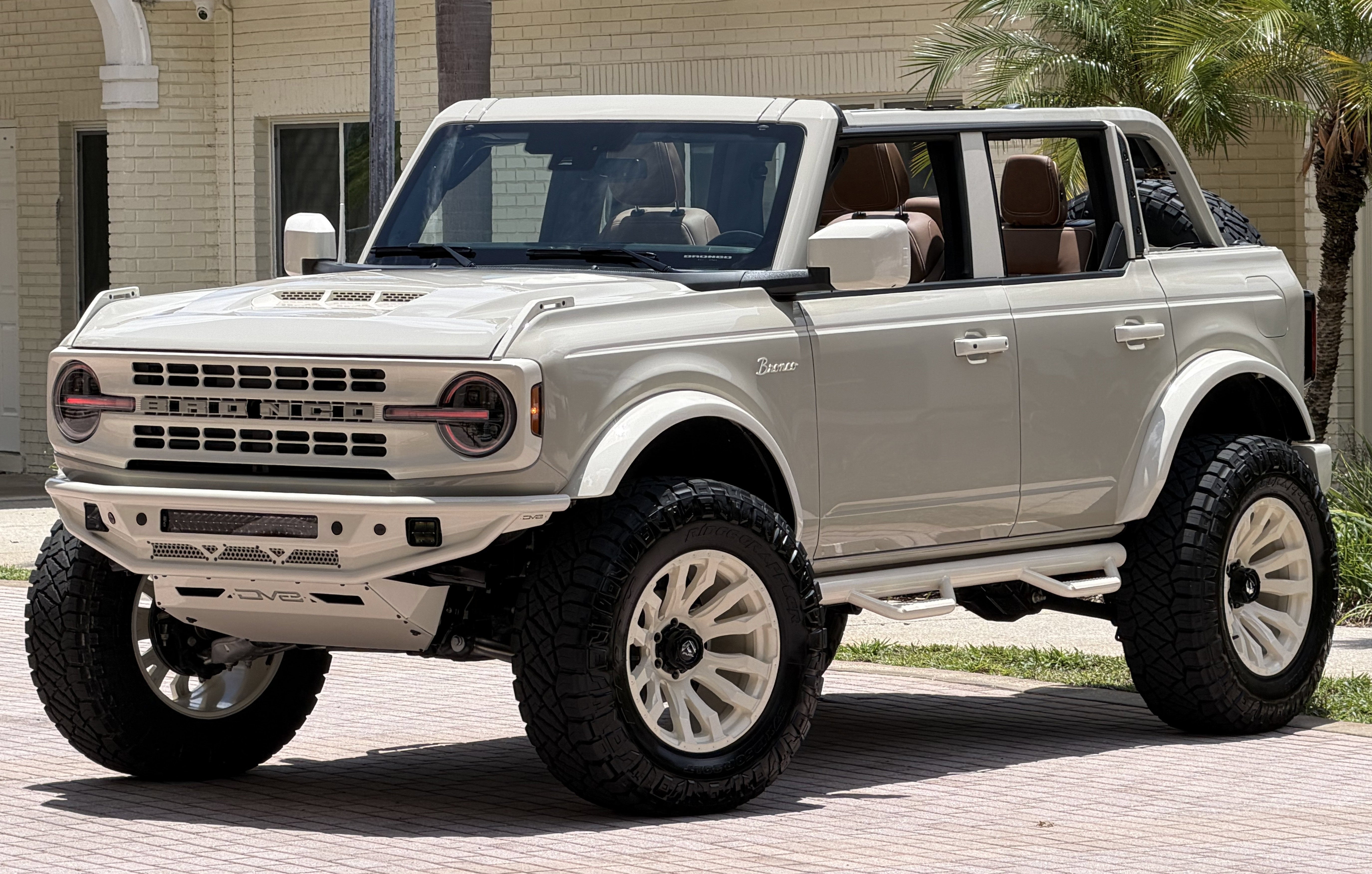 2026 Ford Bronco Wimbledon White Retro Big Bend Custom Lifted