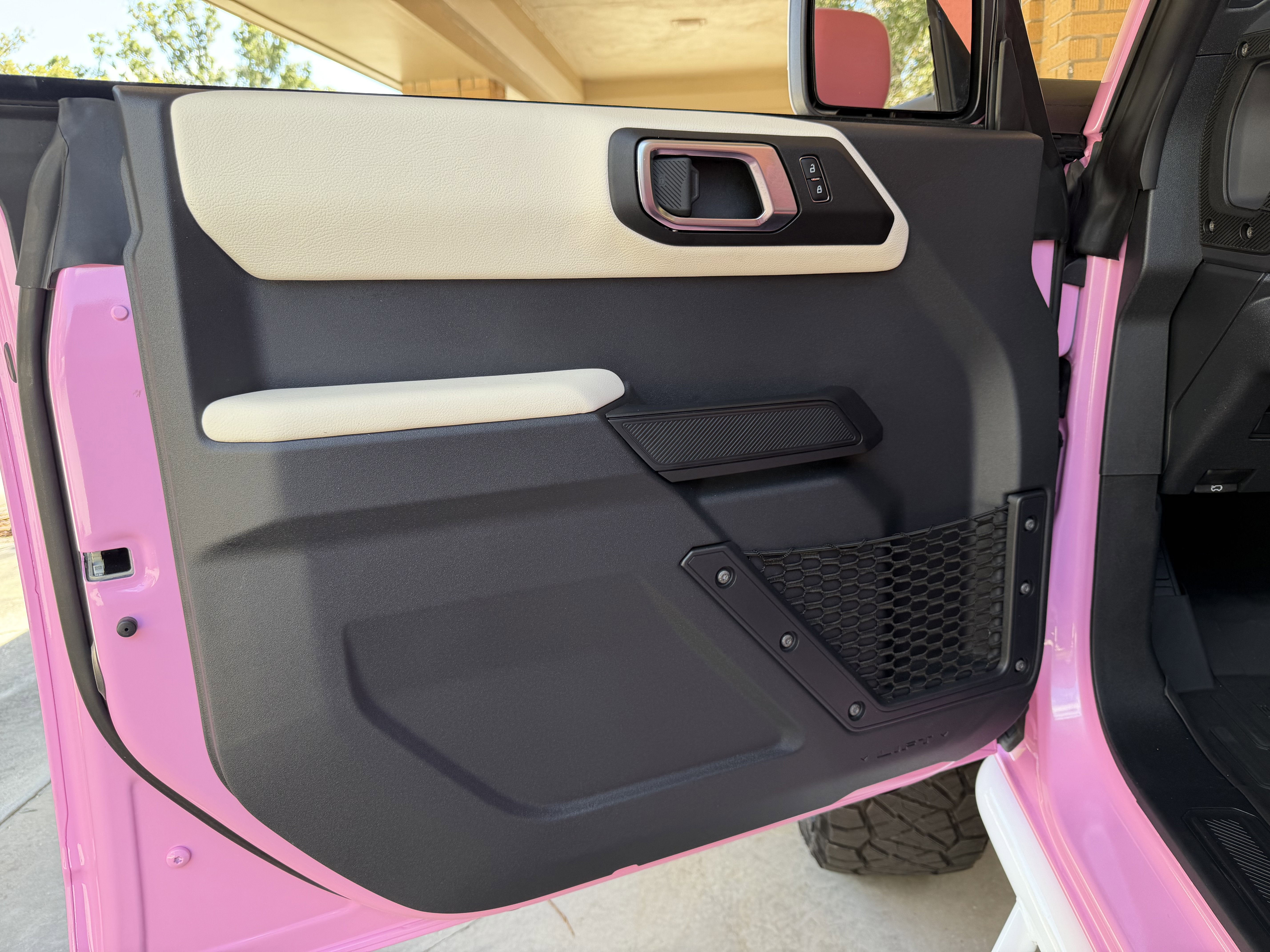2025 Ford Bronco Pearl Pink Outer Banks Retro Hard Top Custom Lifted