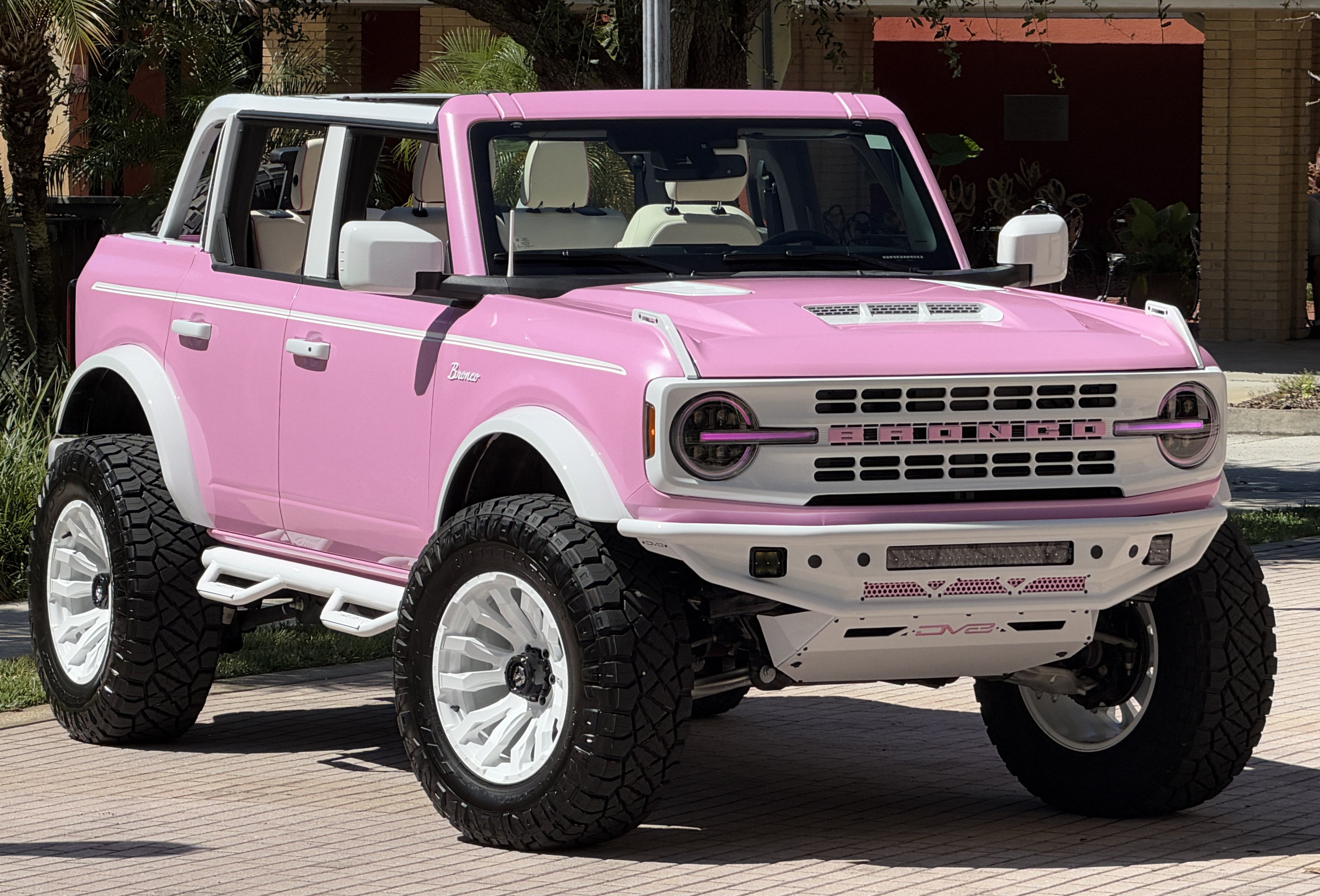 2026 Ford Bronco Custom Pearl Pink Retro Outer Banks Hard Top