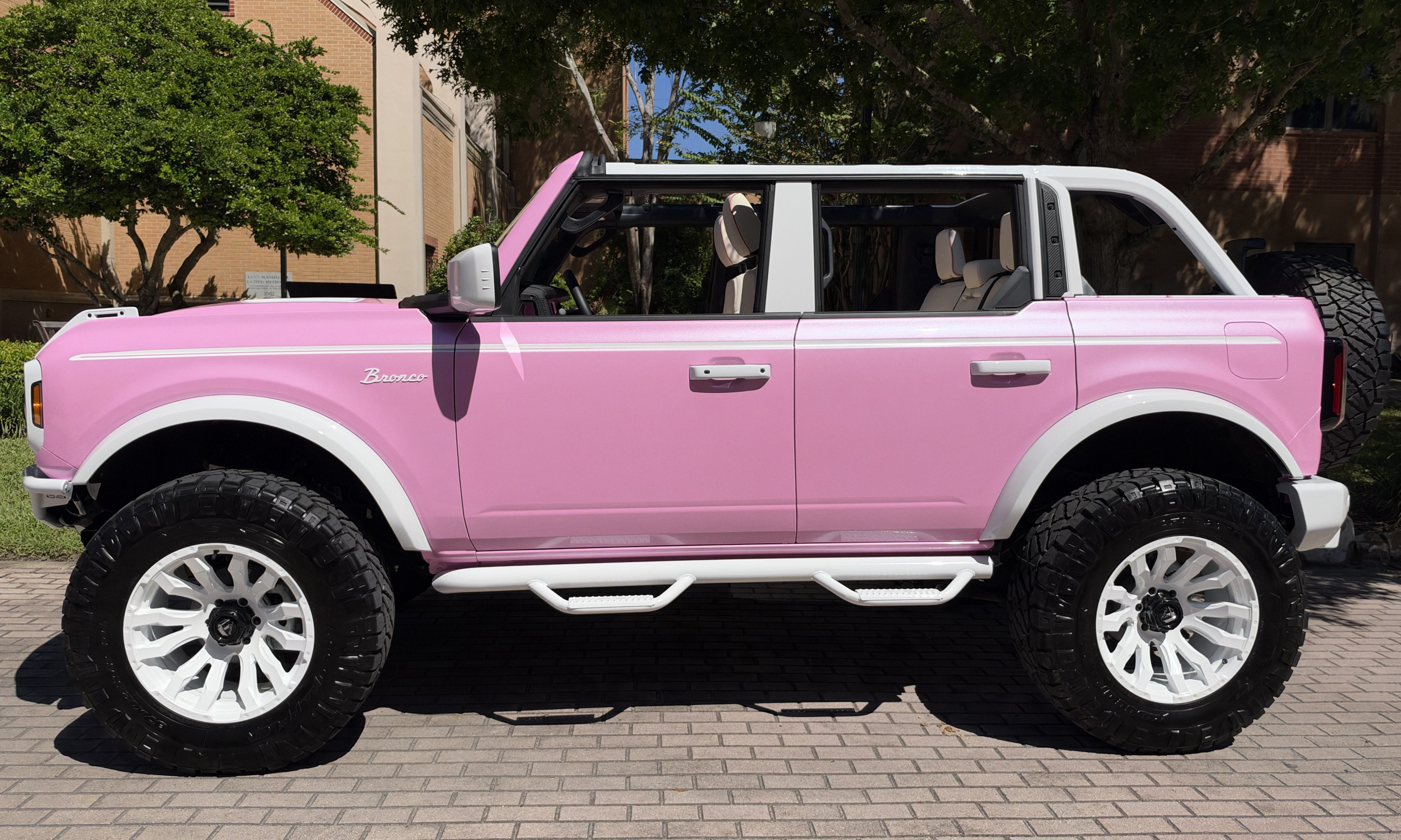 2026 Ford Bronco Custom Pearl Pink Retro Outer Banks Hard Top