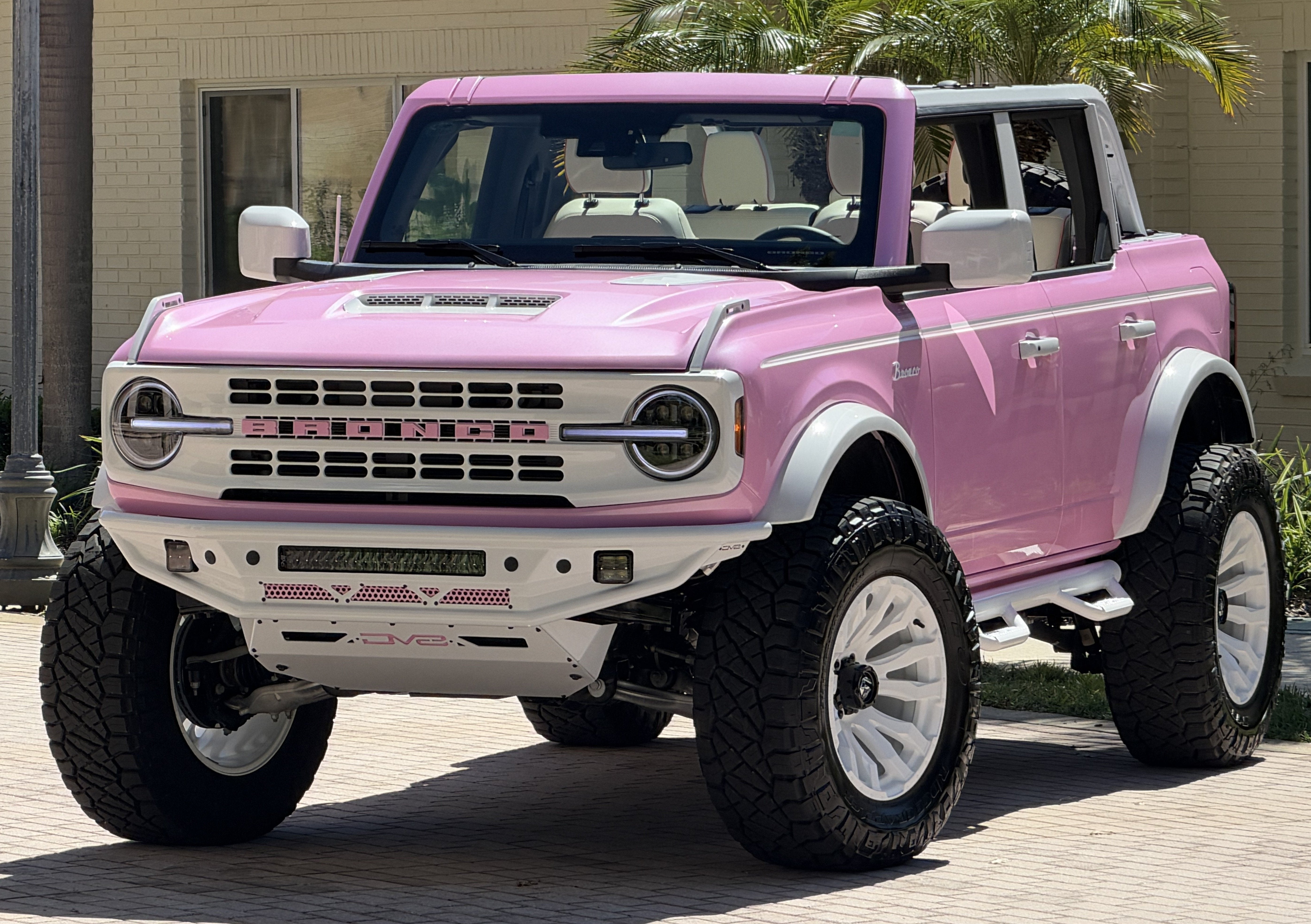 2026 Ford Bronco Custom Pearl Pink Retro Outer Banks Hard Top