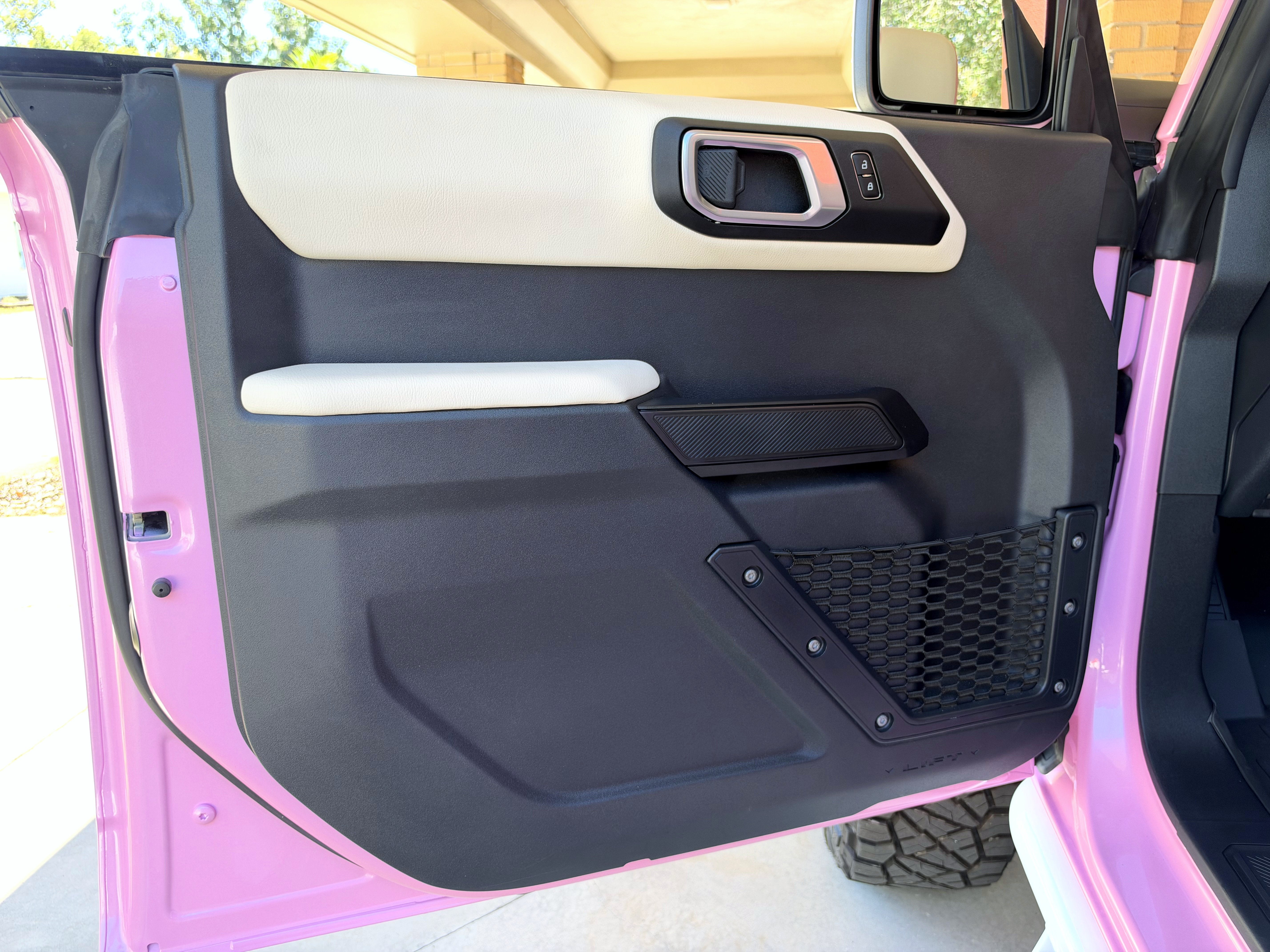 2026 Ford Bronco Custom Pearl Pink Retro Outer Banks Hard Top