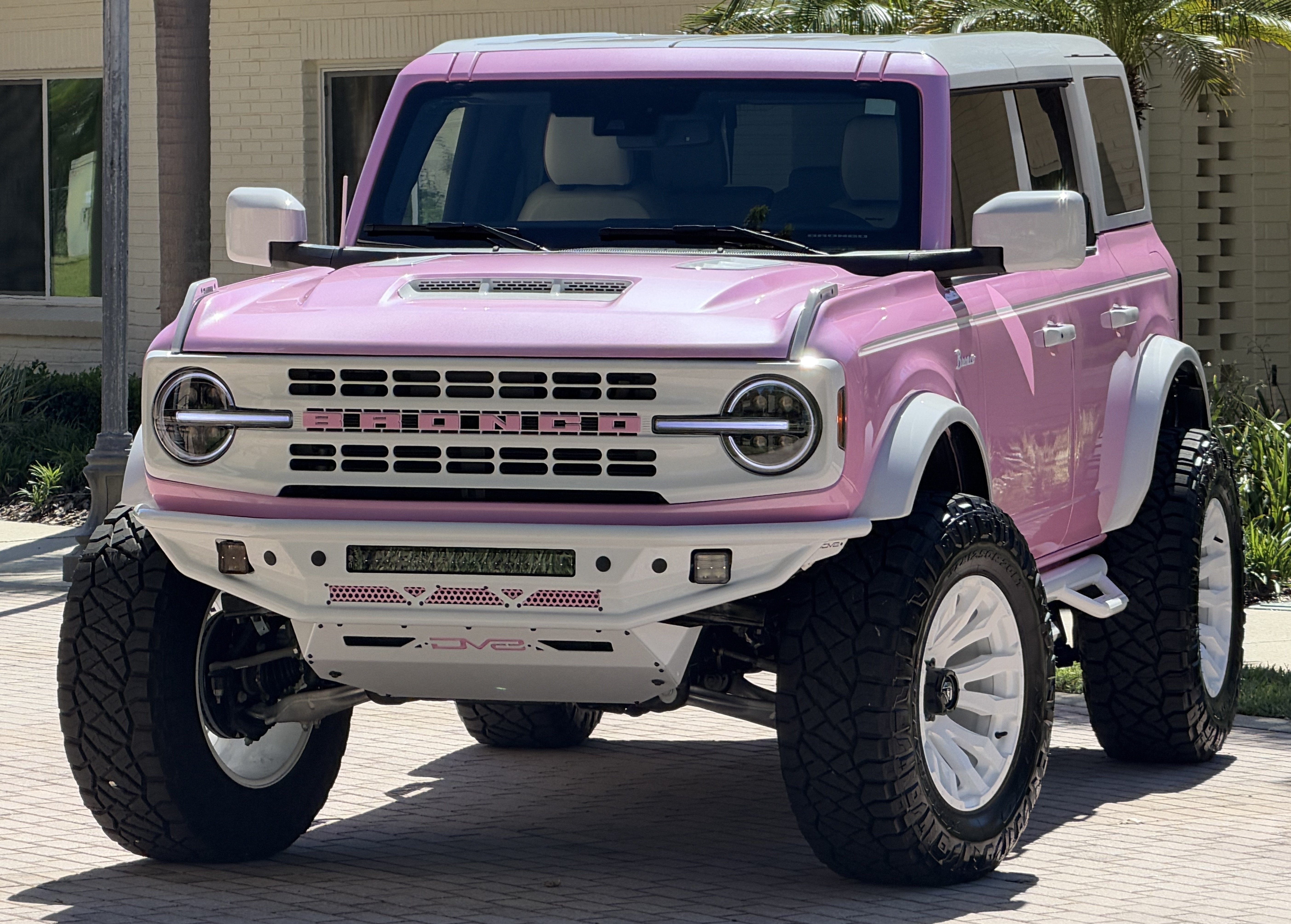 2026 Ford Bronco Custom Pearl Pink Retro Outer Banks Hard Top