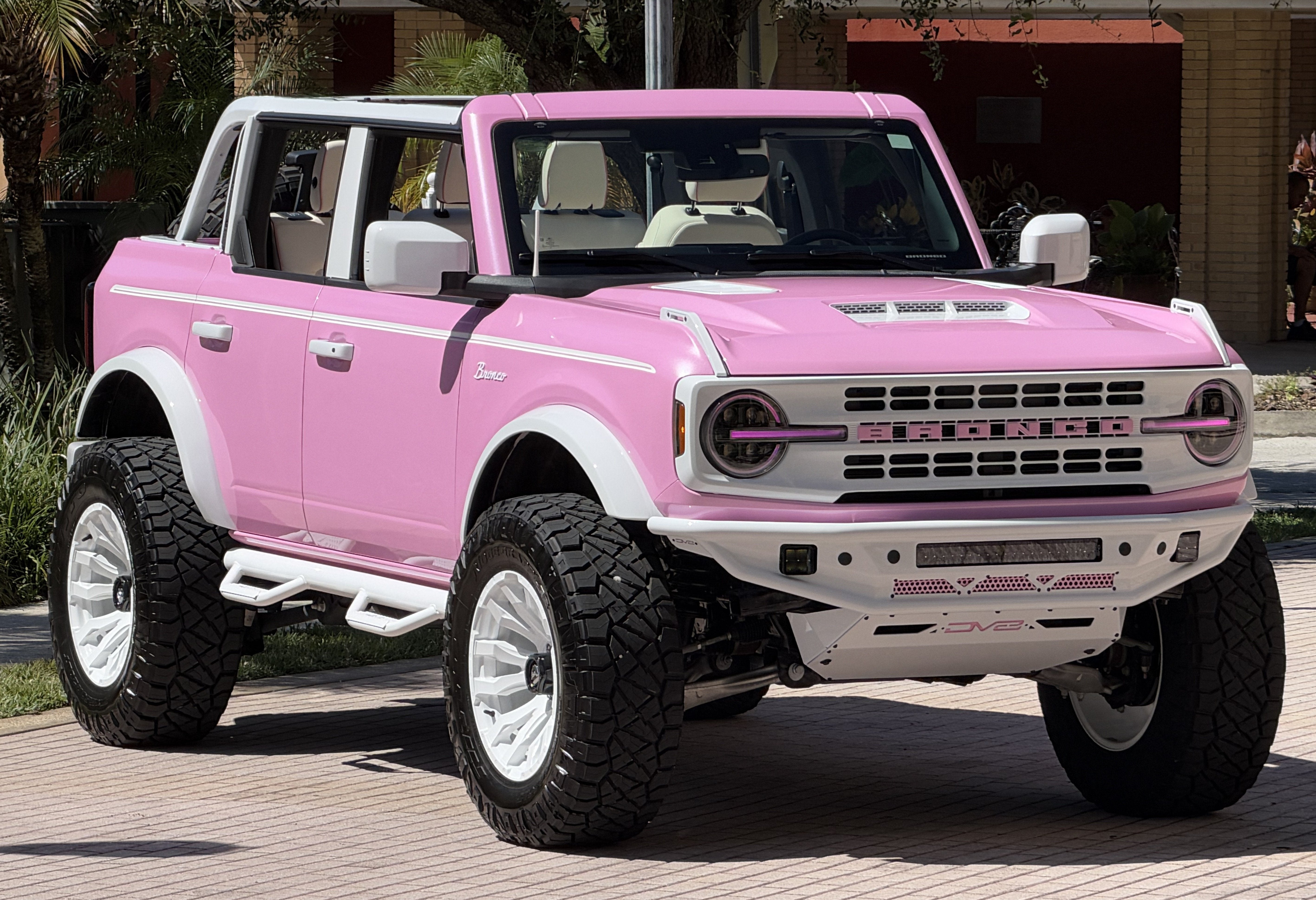 2026 Ford Bronco Custom Pearl Pink Retro Outer Banks Hard Top