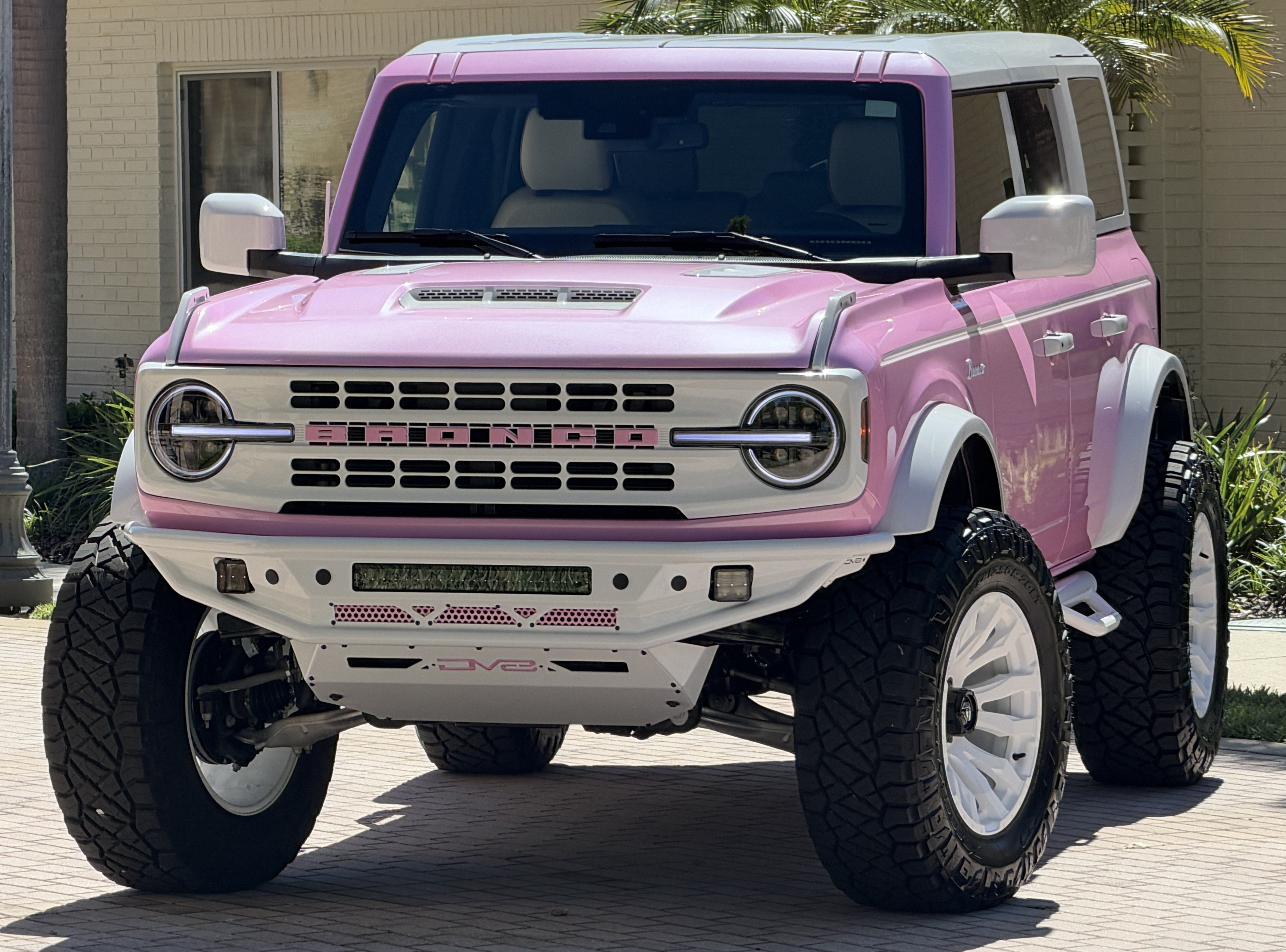 2026 Ford Bronco Custom Pearl Pink Retro Outer Banks Hard Top