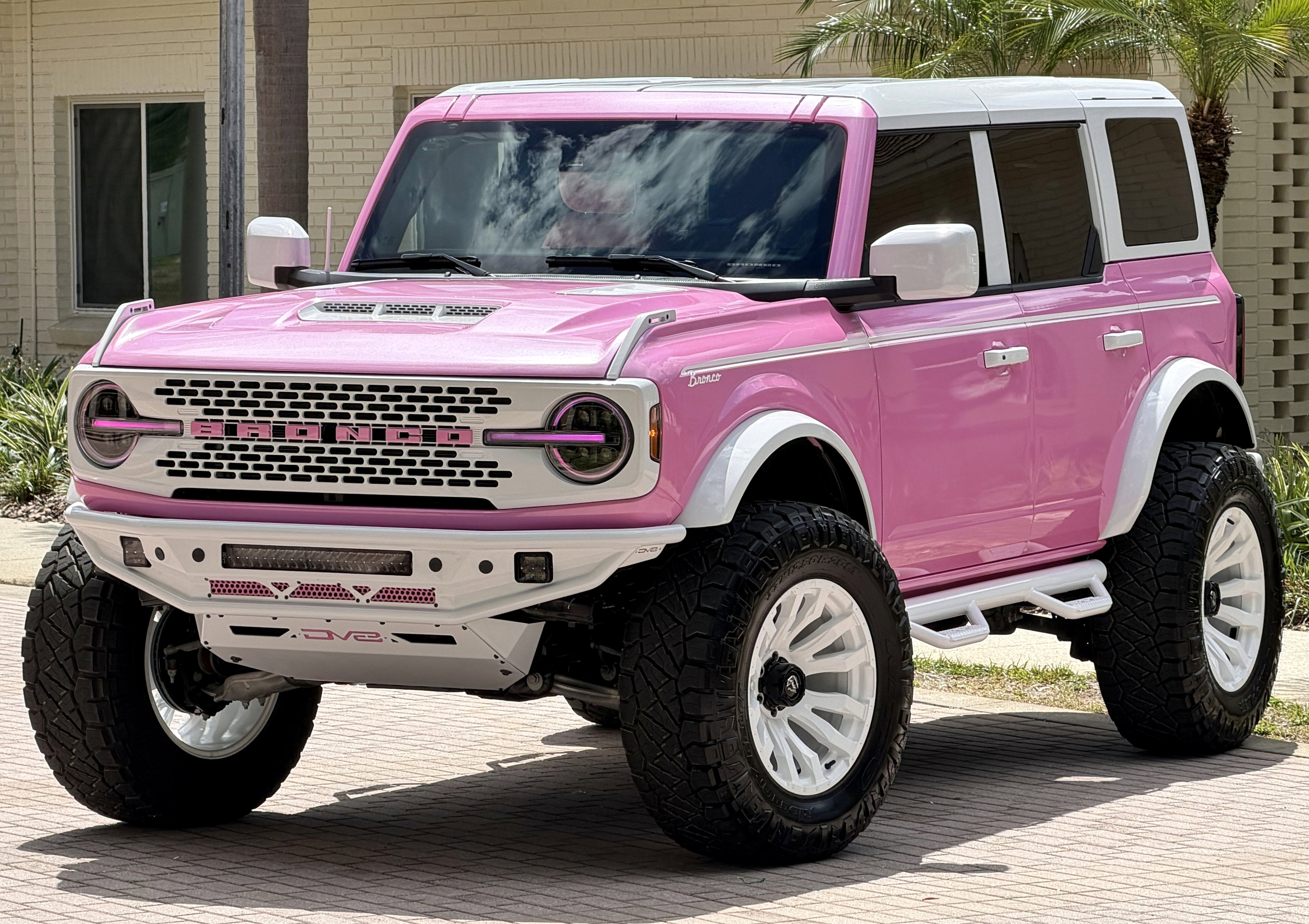 2025 Ford Bronco Custom Pearl Pink Paint Retro Outer Banks Hard Top Outer Banks