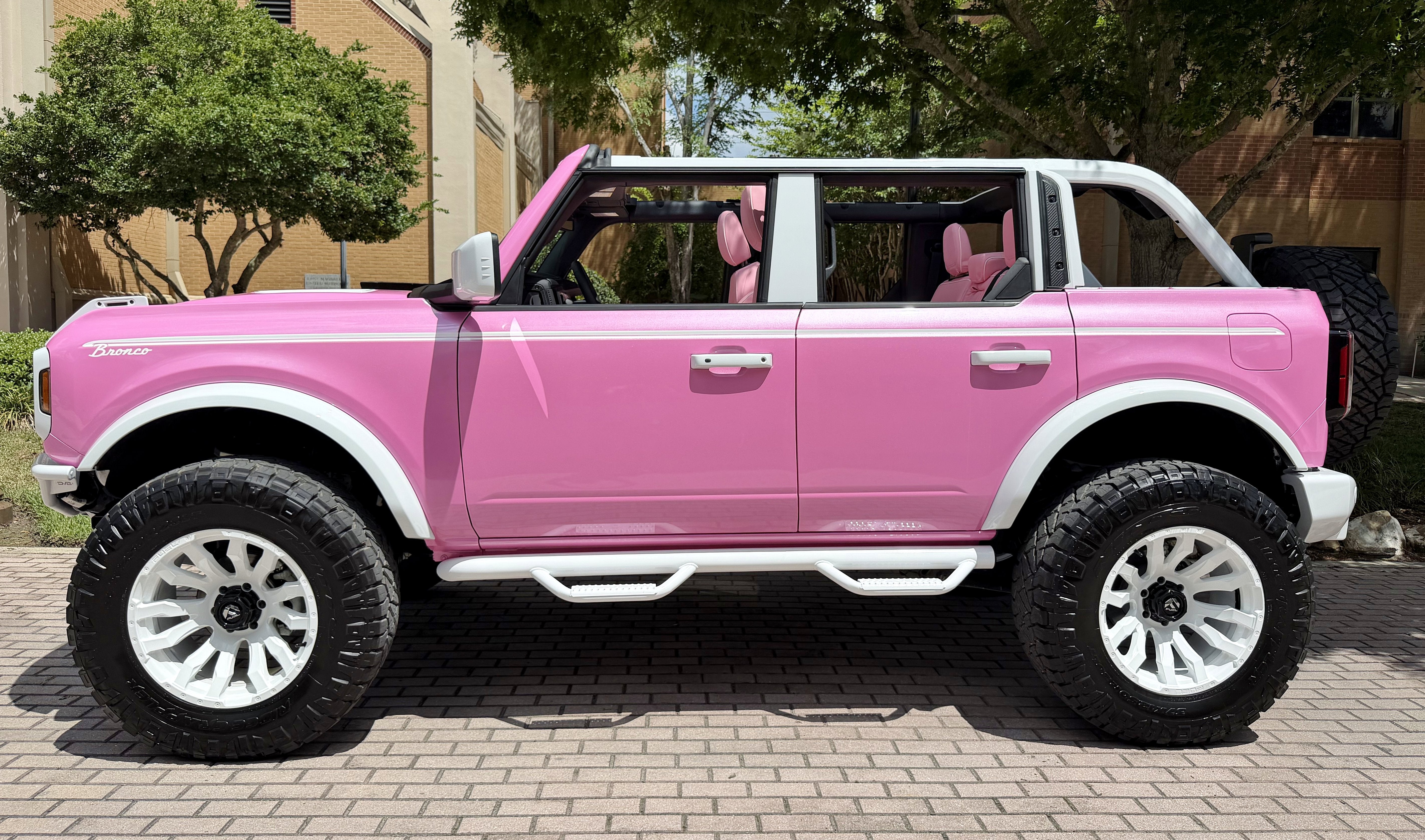 2025 Ford Bronco Custom Pearl Pink Paint Retro Outer Banks Hard Top Outer Banks
