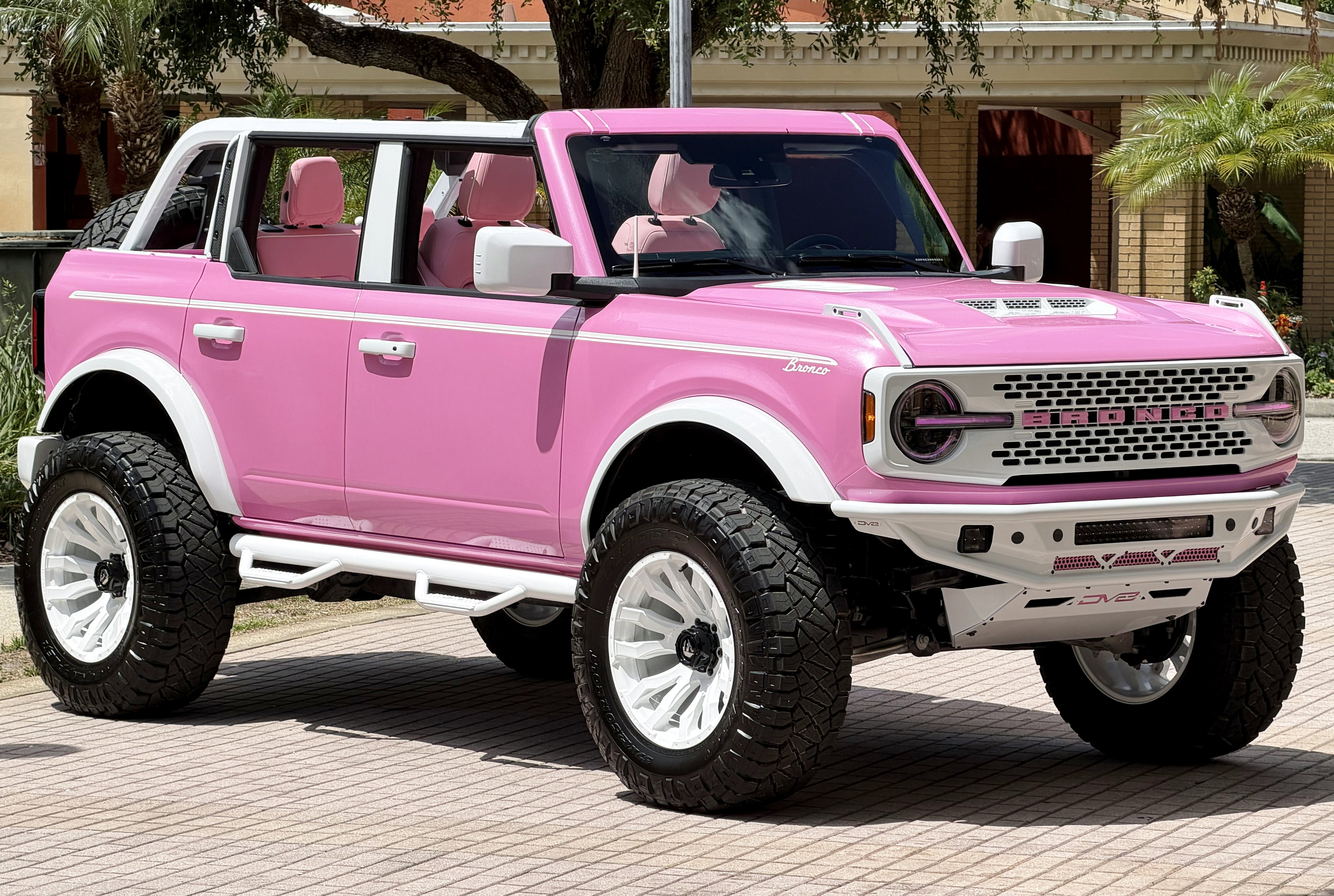 2025 Ford Bronco Custom Pearl Pink Paint Retro Outer Banks Hard Top Outer Banks