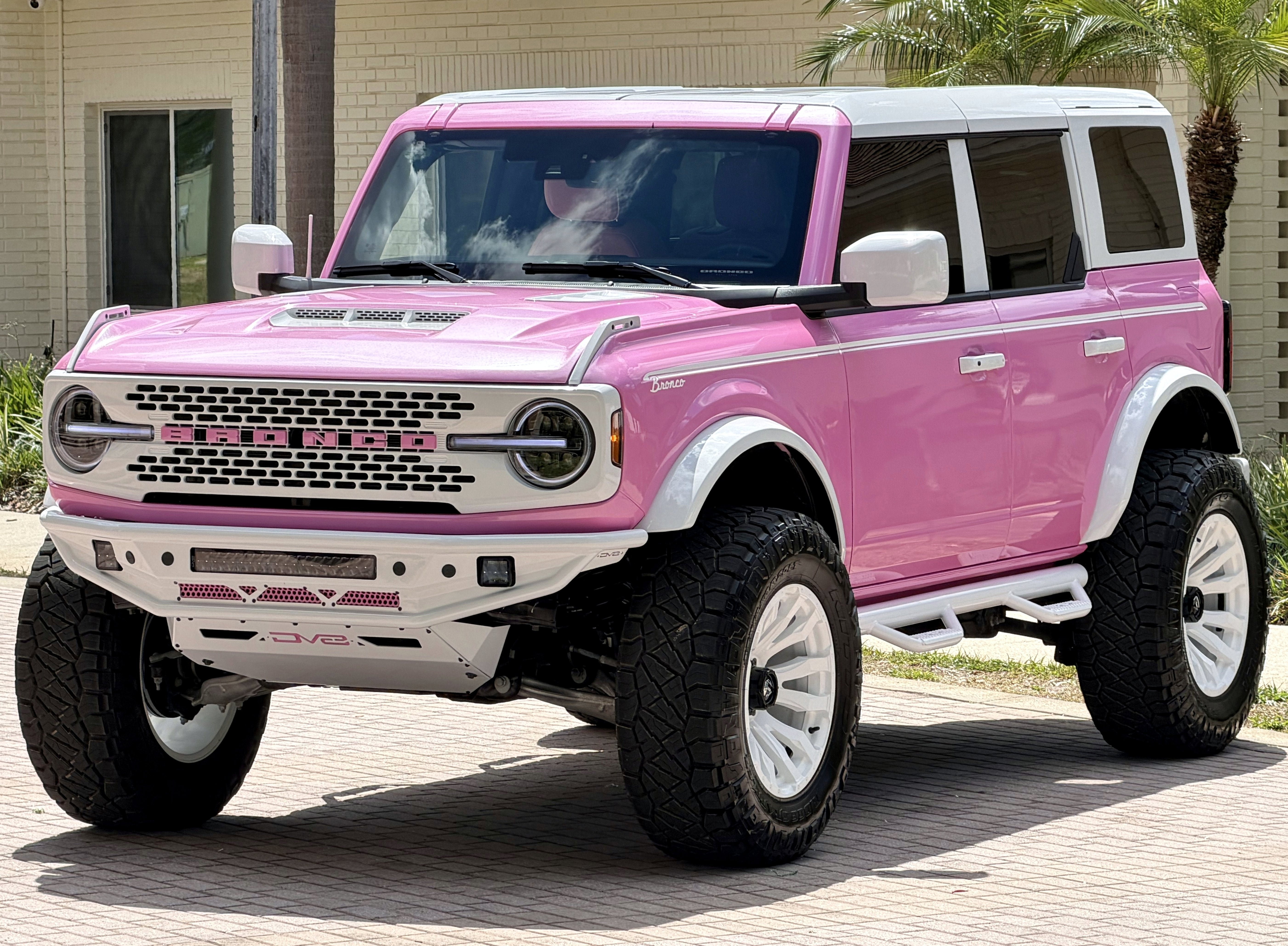 2025 Ford Bronco Custom Pearl Pink Paint Retro Outer Banks Hard Top Outer Banks