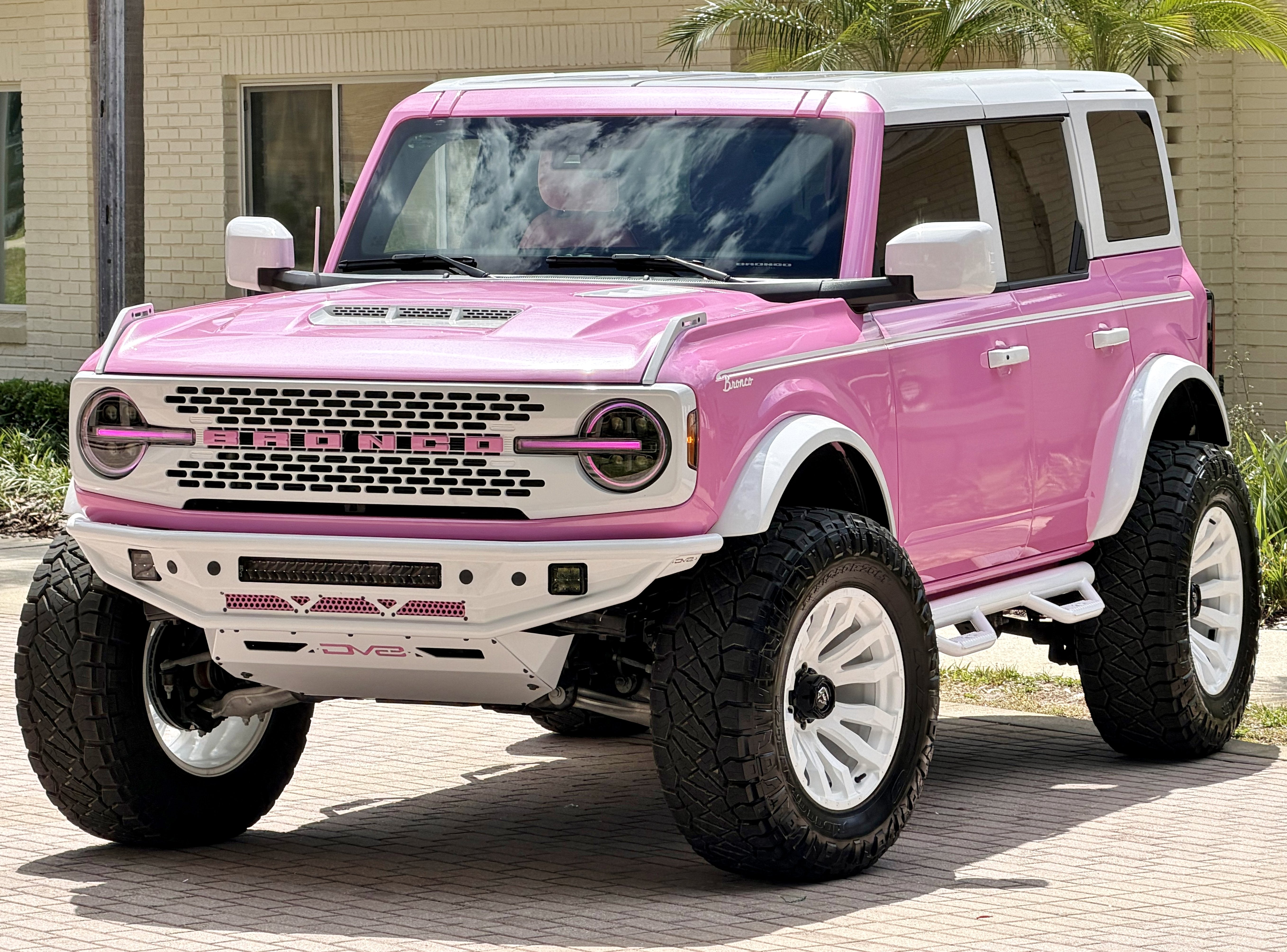 2025 Ford Bronco Custom Pearl Pink Paint Retro Outer Banks Hard Top Outer Banks
