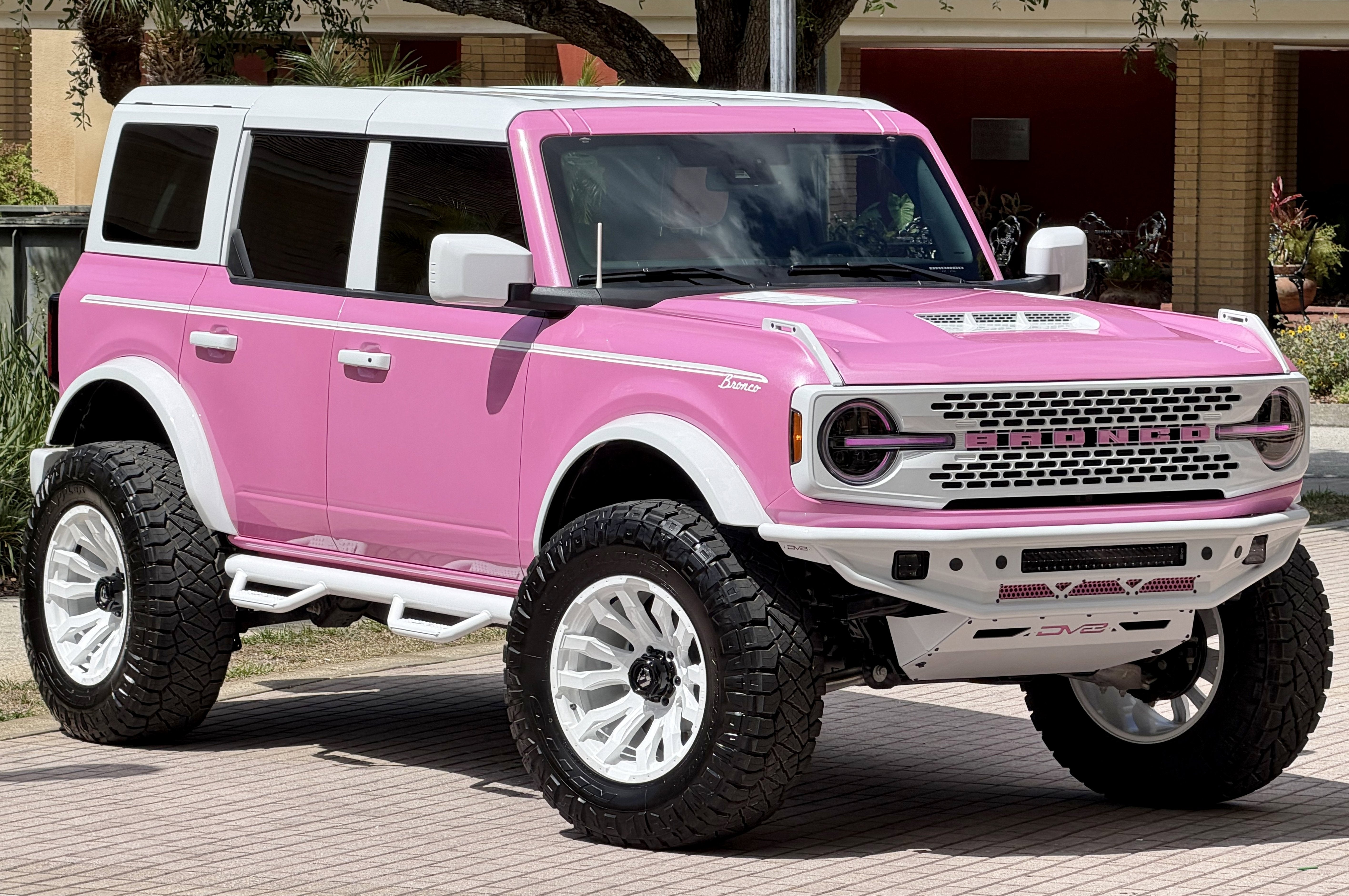 2025 Ford Bronco Custom Pearl Pink Paint Retro Outer Banks Hard Top Outer Banks