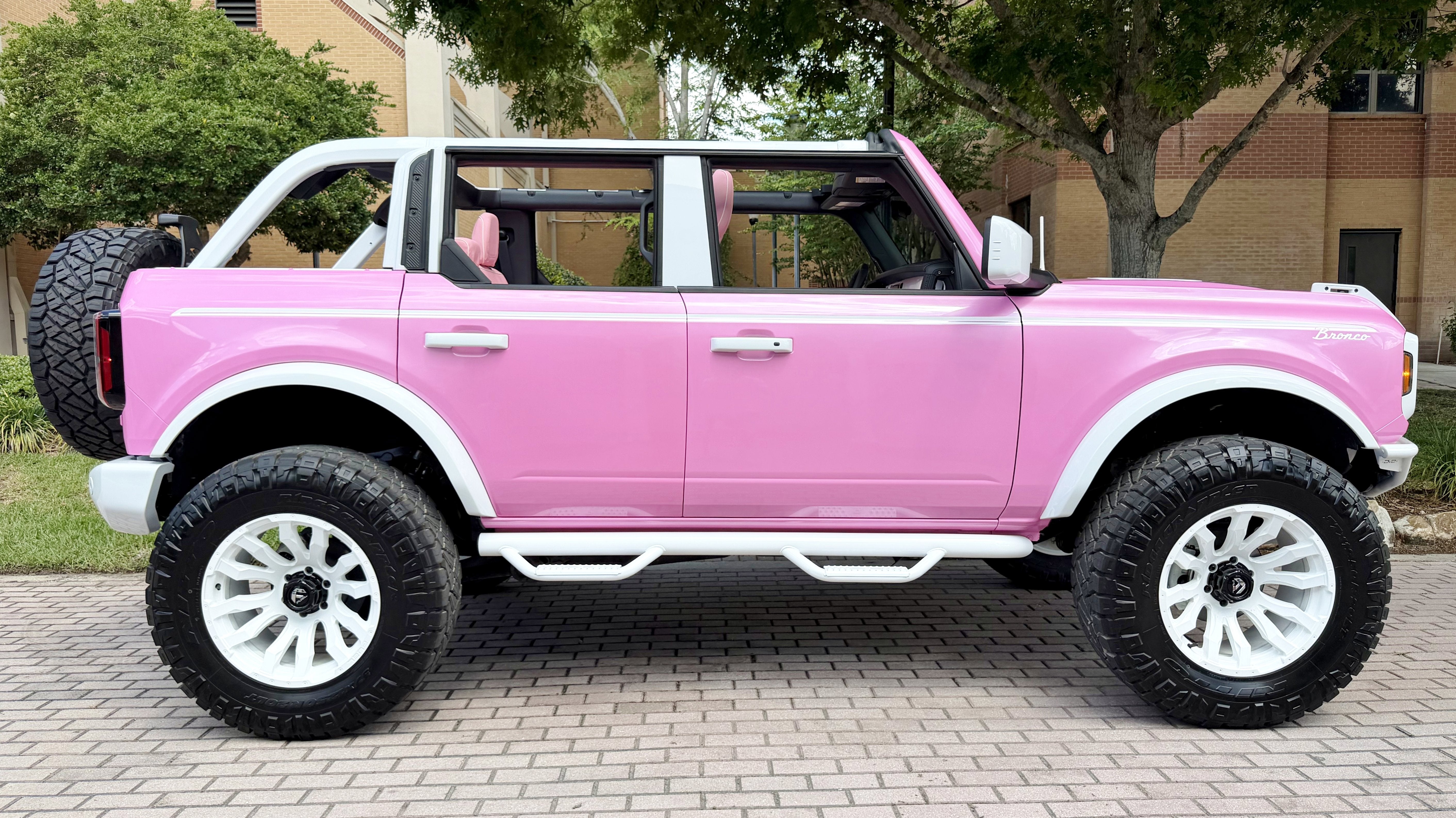 2025 Ford Bronco Custom Pearl Pink Paint Retro Outer Banks Hard Top Outer Banks