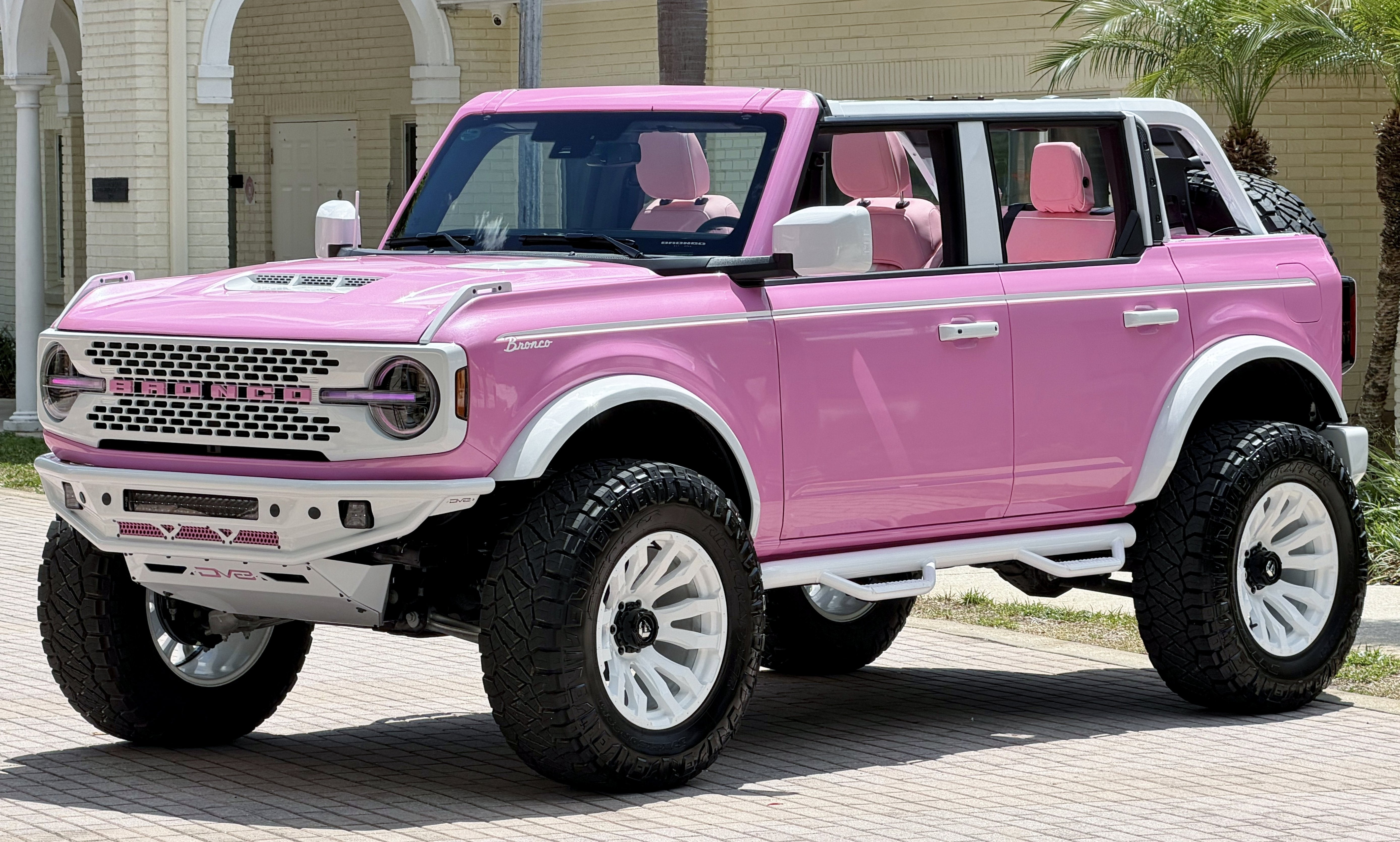 2025 Ford Bronco Custom Pearl Pink Paint Retro Outer Banks Hard Top Outer Banks