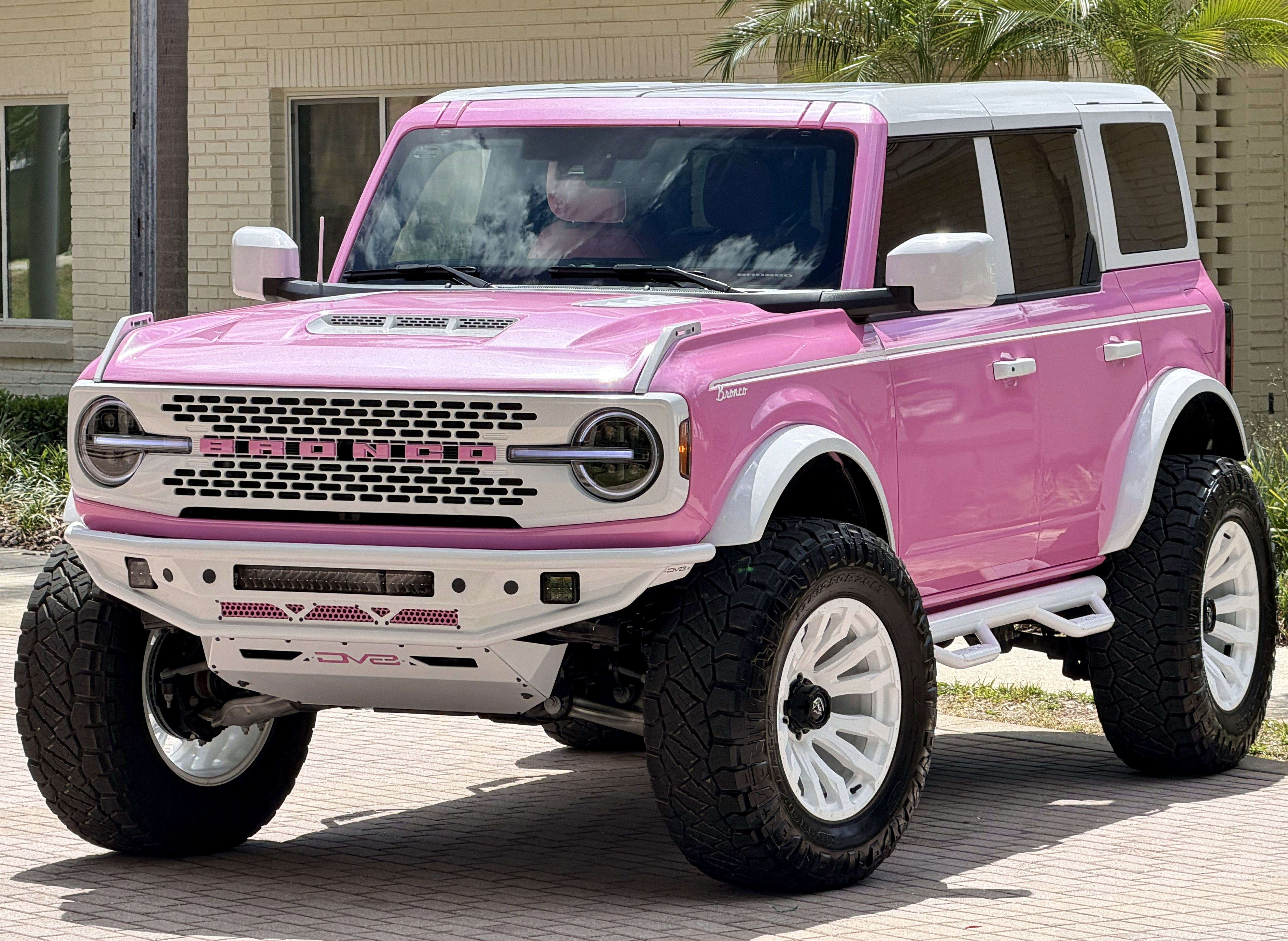2025 Ford Bronco Custom Pearl Pink Paint Retro Outer Banks Hard Top Outer Banks