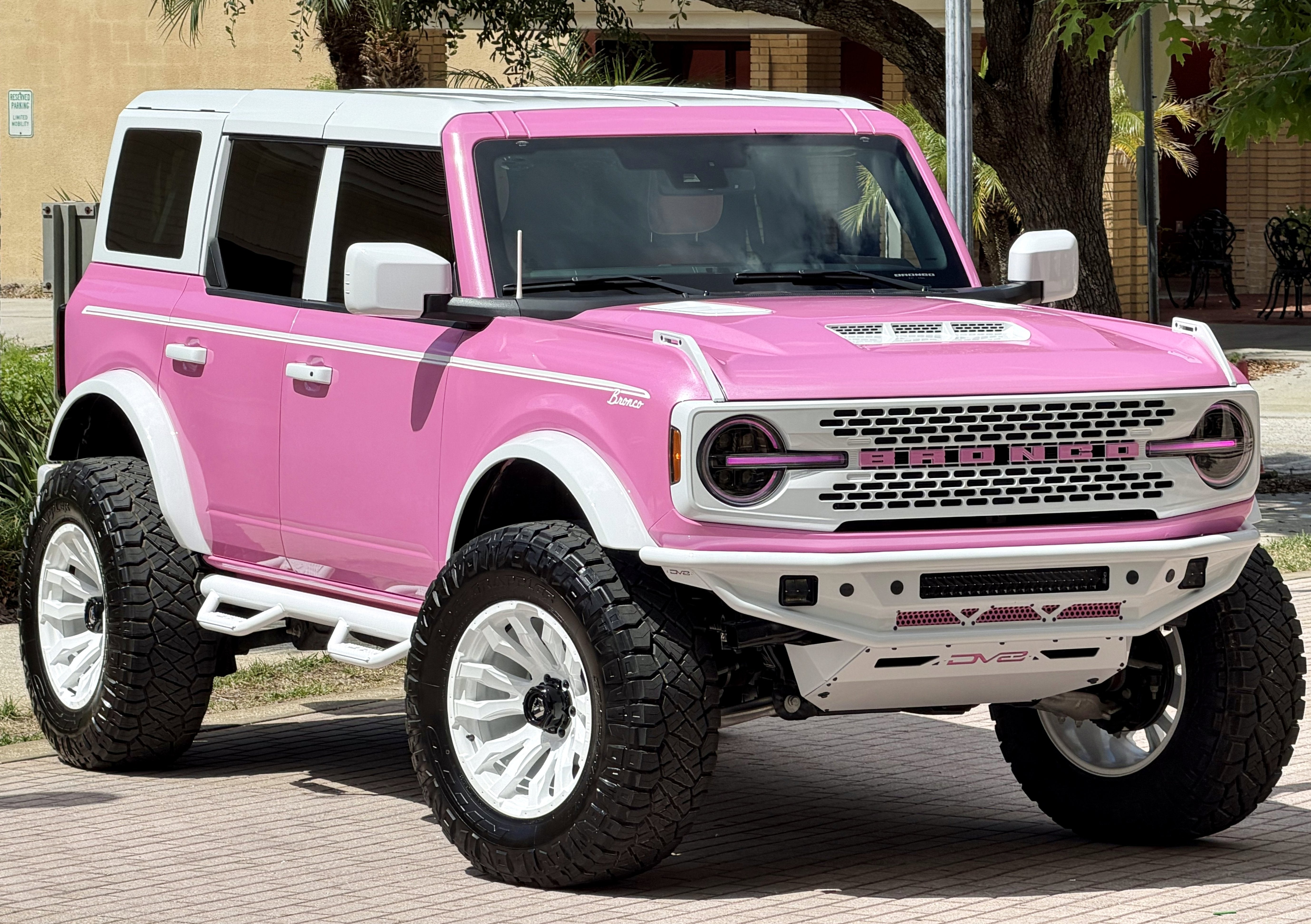 2025 Ford Bronco Custom Pearl Pink Paint Retro Outer Banks Hard Top Outer Banks