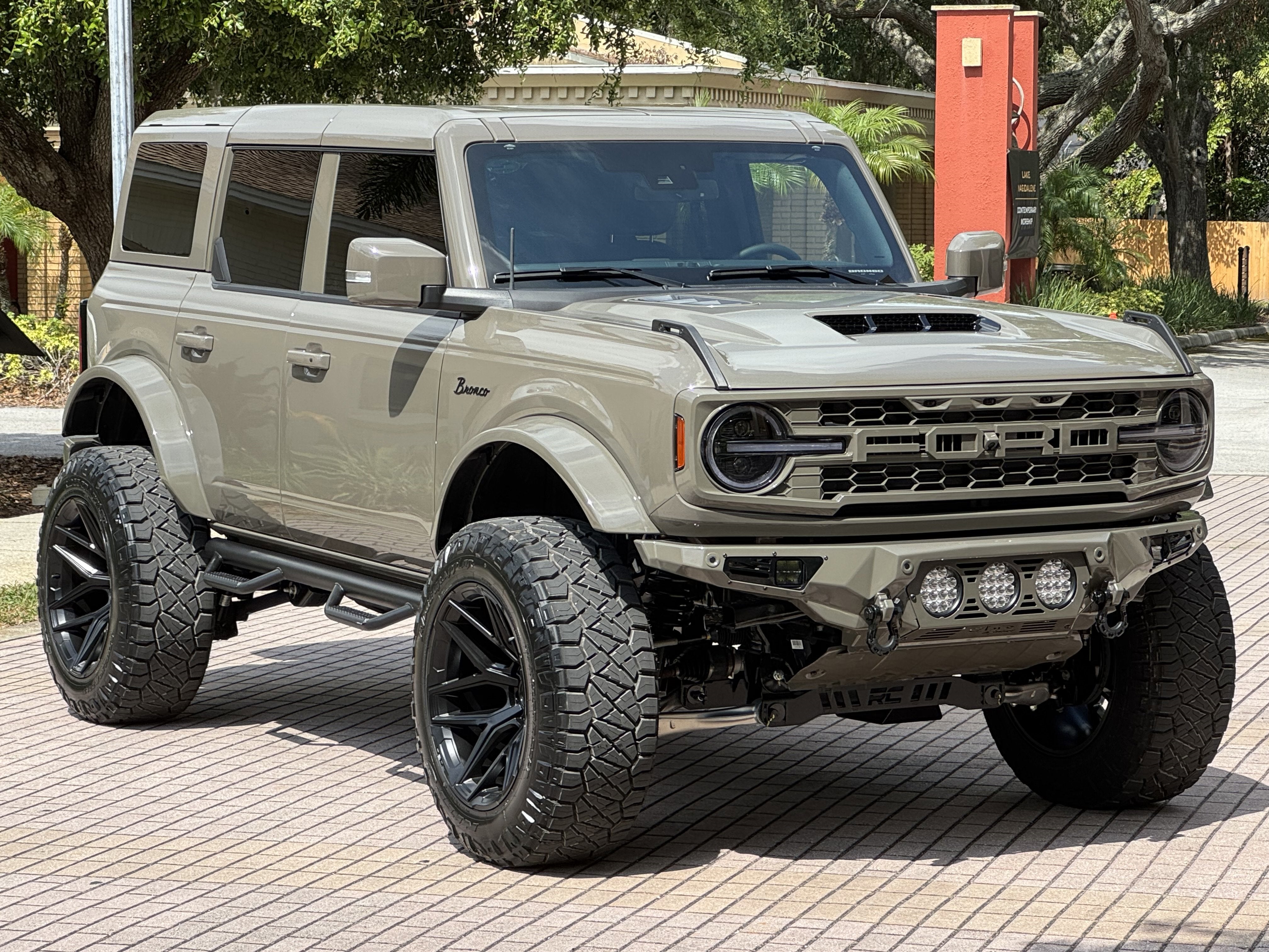 2025 Ford Bronco Outer Banks V6 Luxury Package Hard Top Custom Lifted