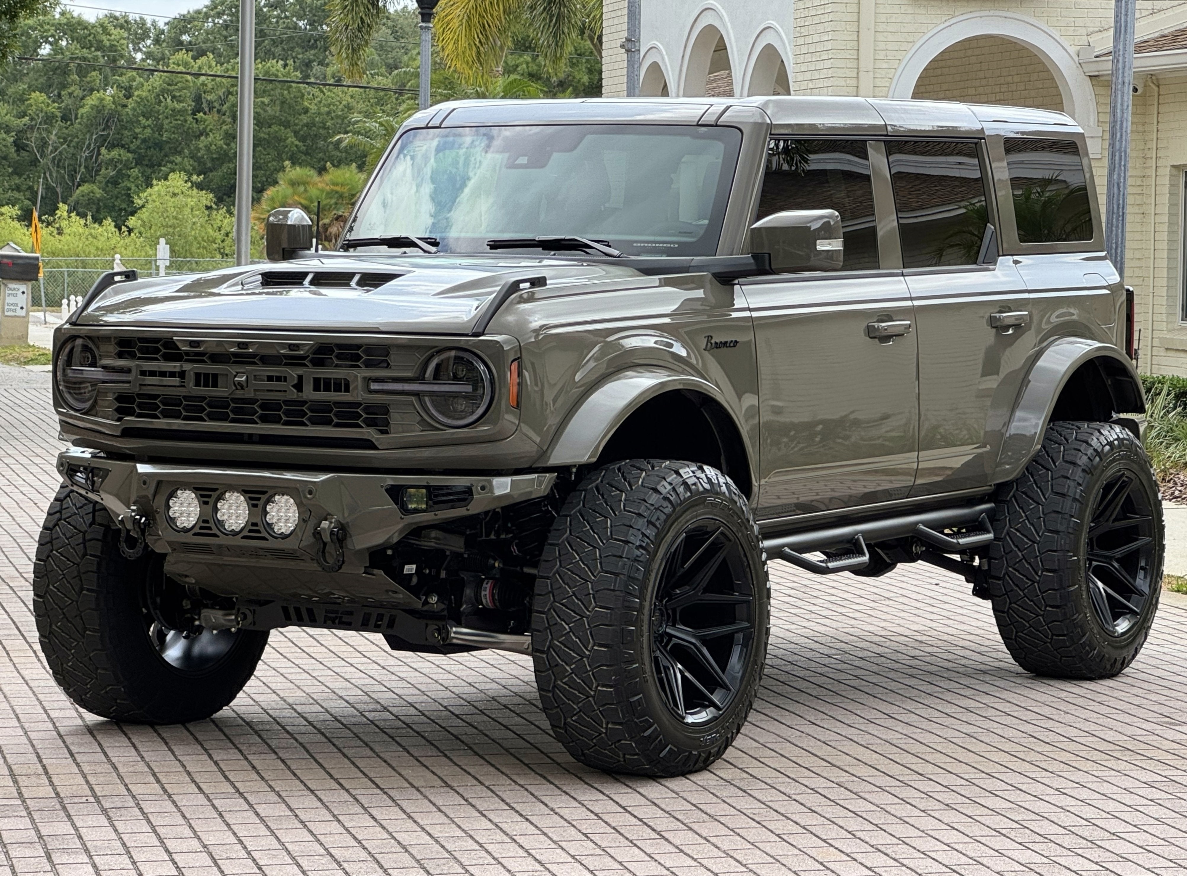 2025 Ford Bronco Outer Banks V6 Luxury Package Hard Top Custom Lifted