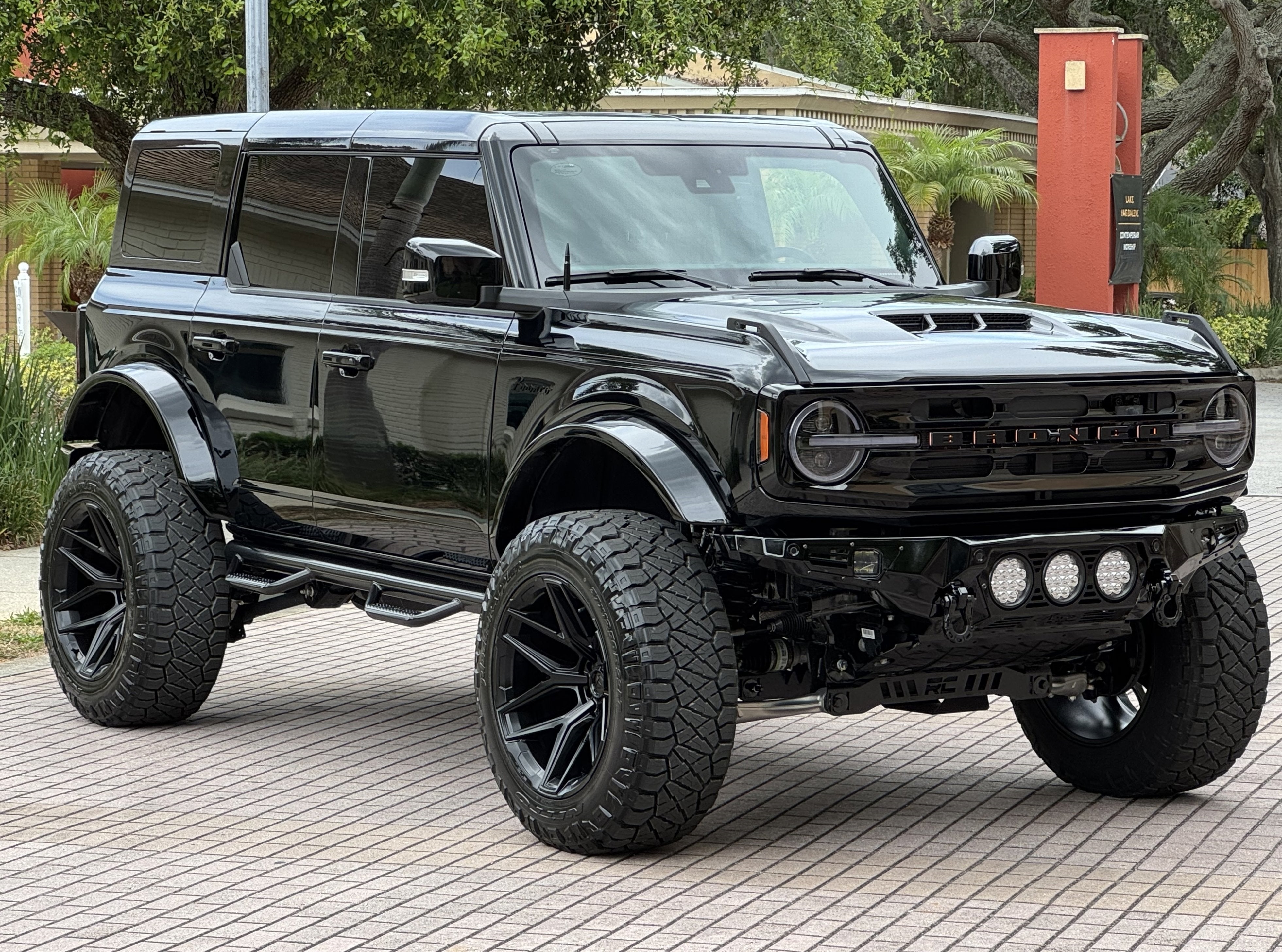 2025 Ford Bronco Outer Banks V6 Luxury Package Hard Top Custom Lifted
