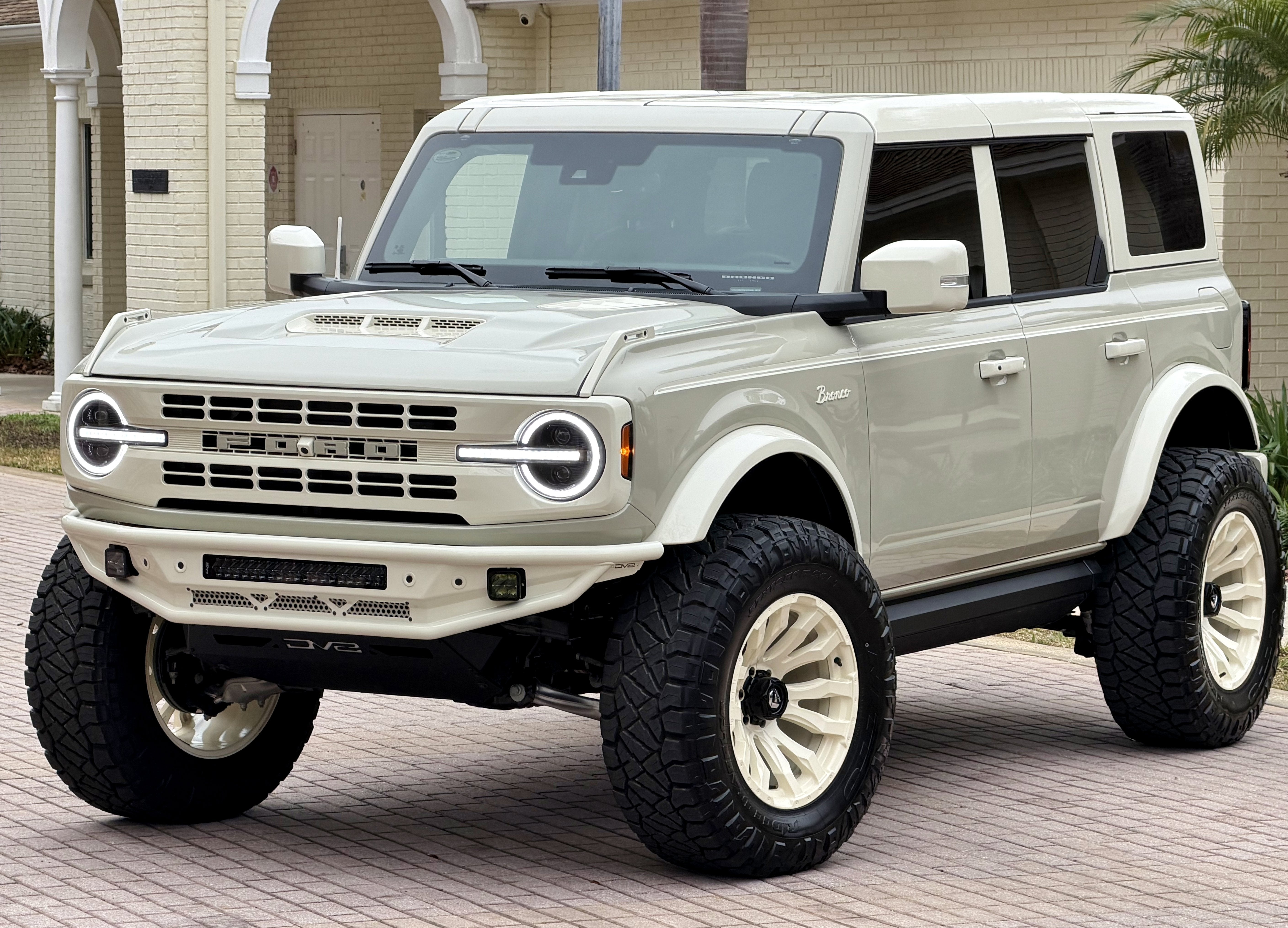 2025 Ford Bronco V6 Wimbledon White Retro Outer Banks Luxury Pkg Custom Lifted
