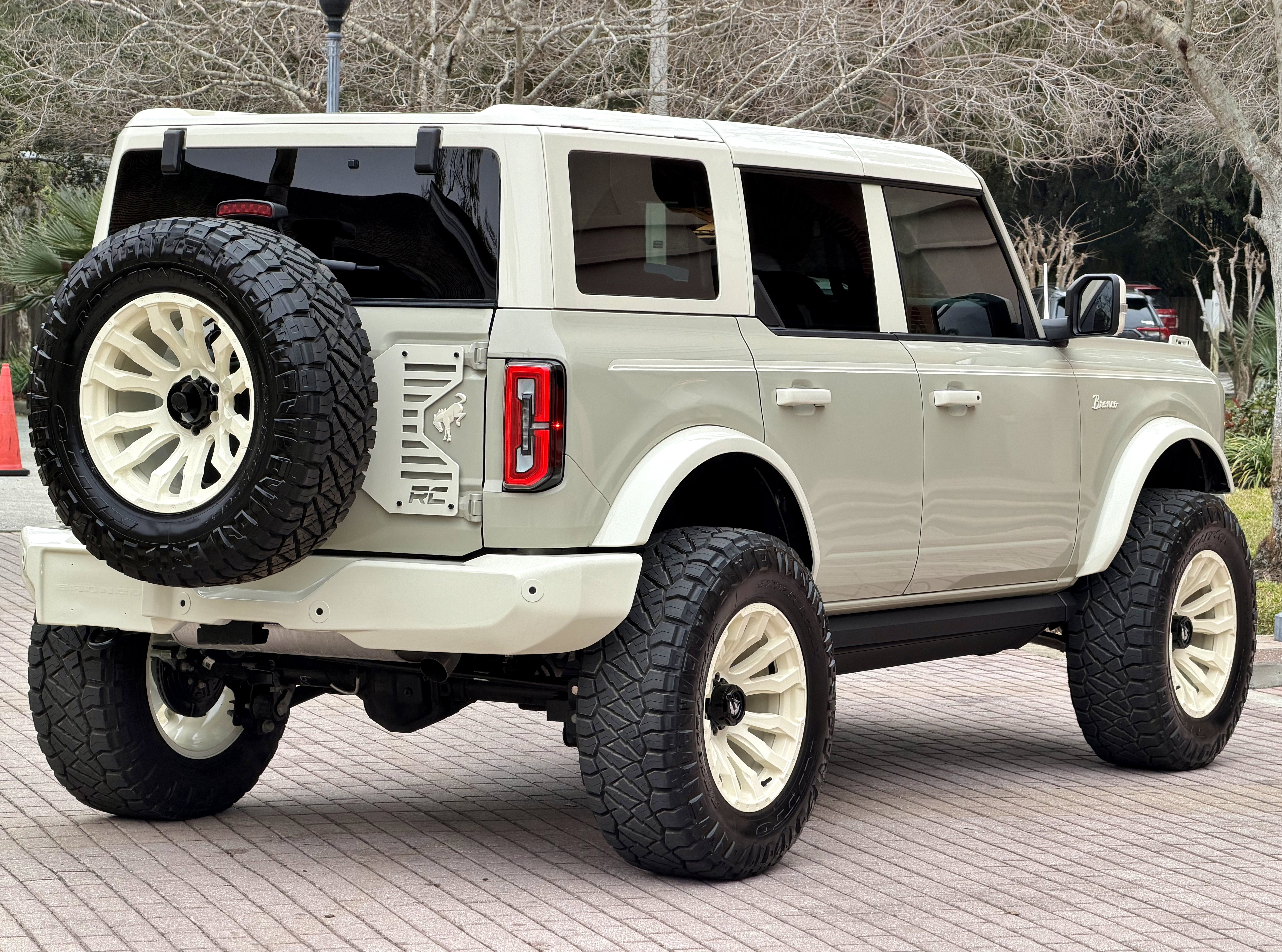 2025 Ford Bronco V6 Wimbledon White Retro Outer Banks Luxury Pkg Custom Lifted
