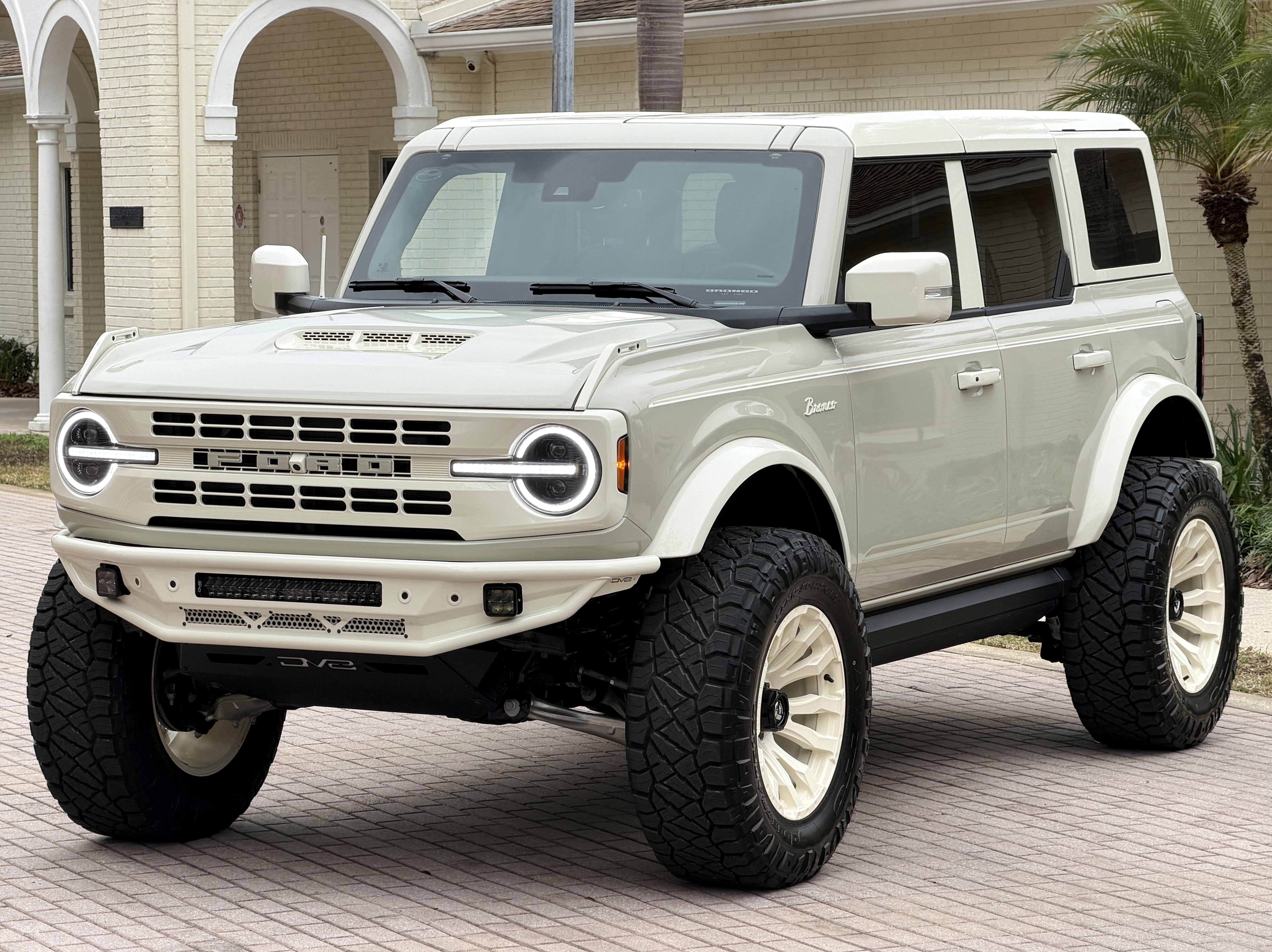 2025 Ford Bronco V6 Wimbledon White Retro Outer Banks Luxury Pkg Custom Lifted