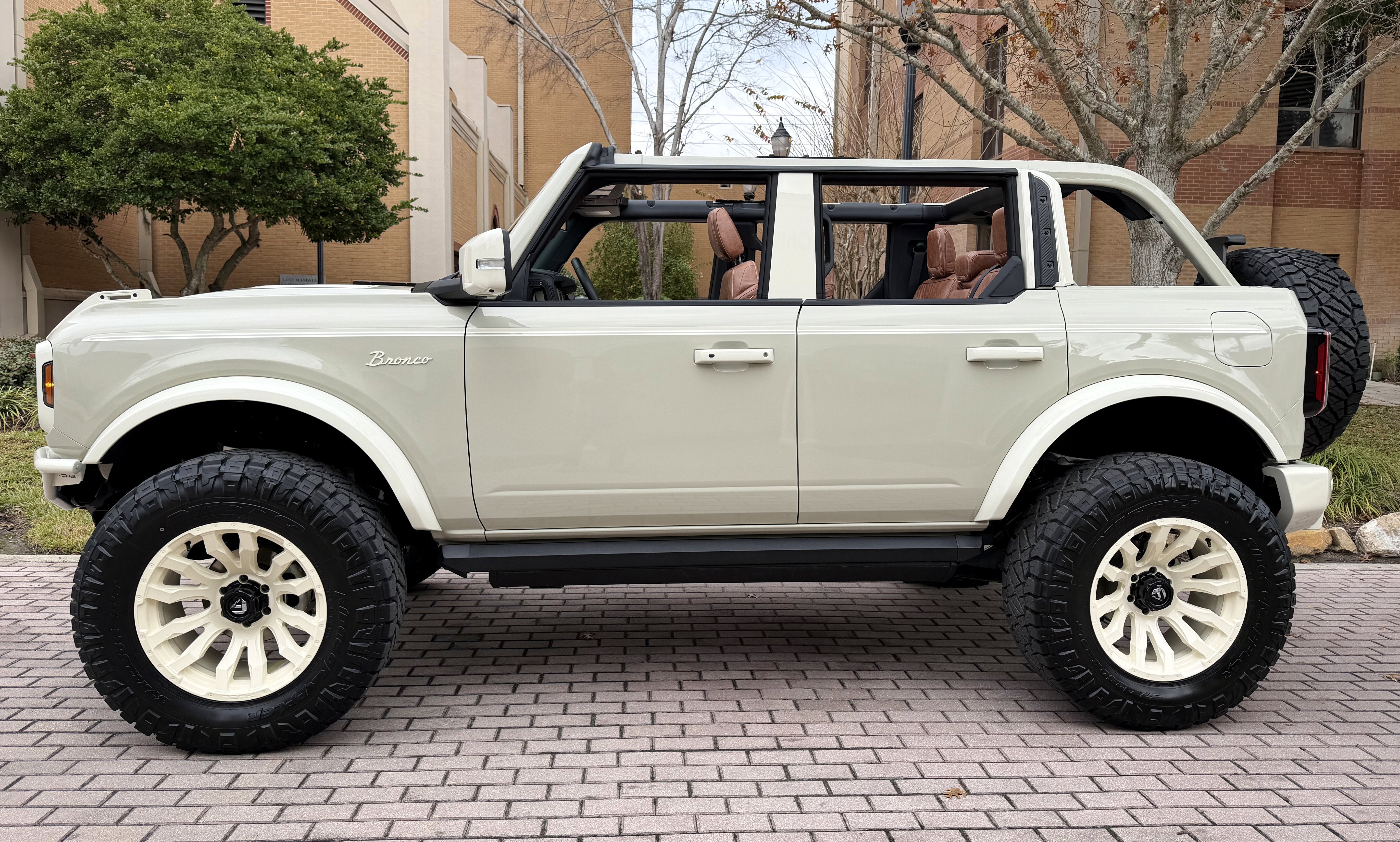 2025 Ford Bronco V6 Wimbledon White Retro Outer Banks Luxury Pkg Custom Lifted
