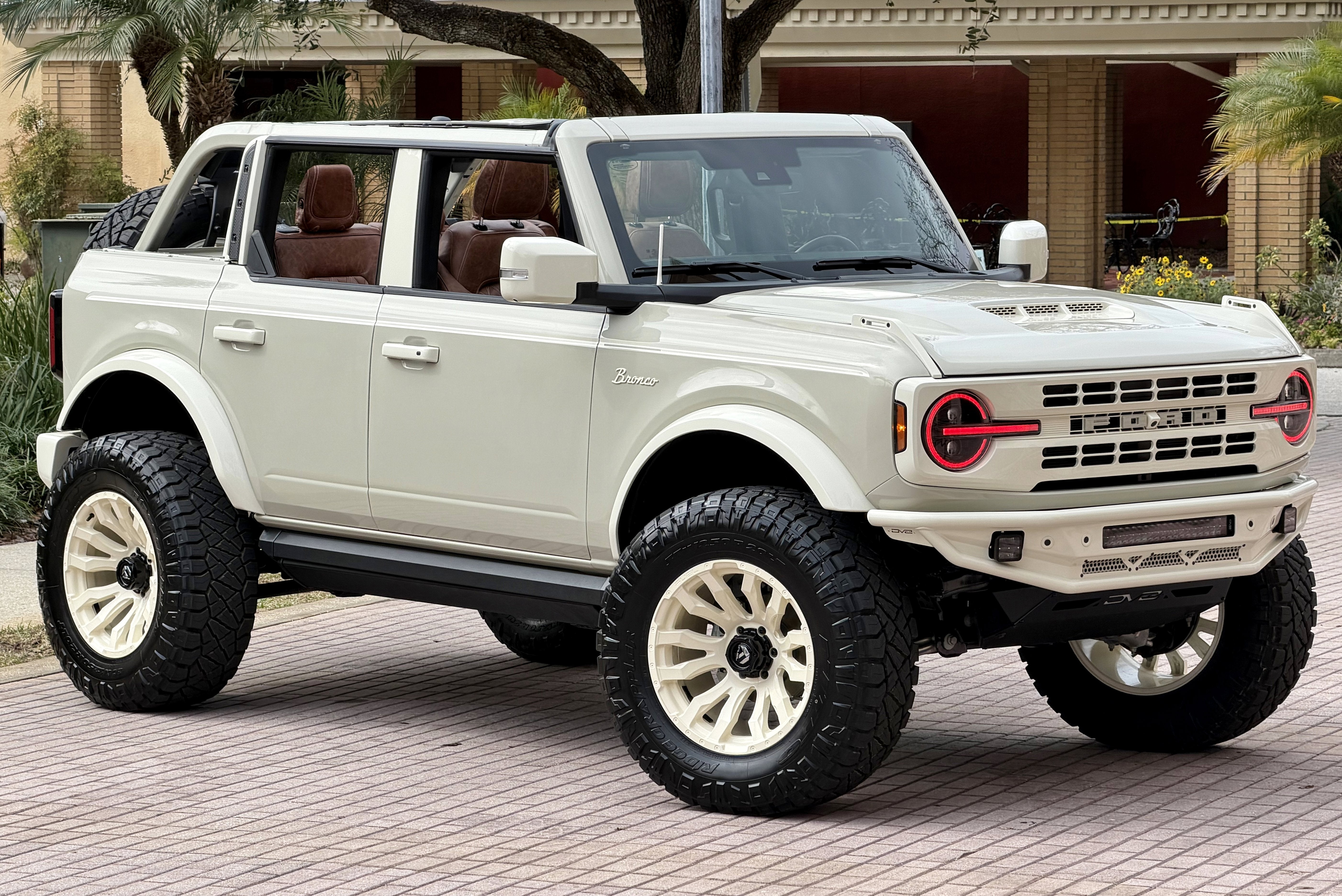 2025 Ford Bronco V6 Wimbledon White Retro Outer Banks Luxury Pkg Custom Lifted