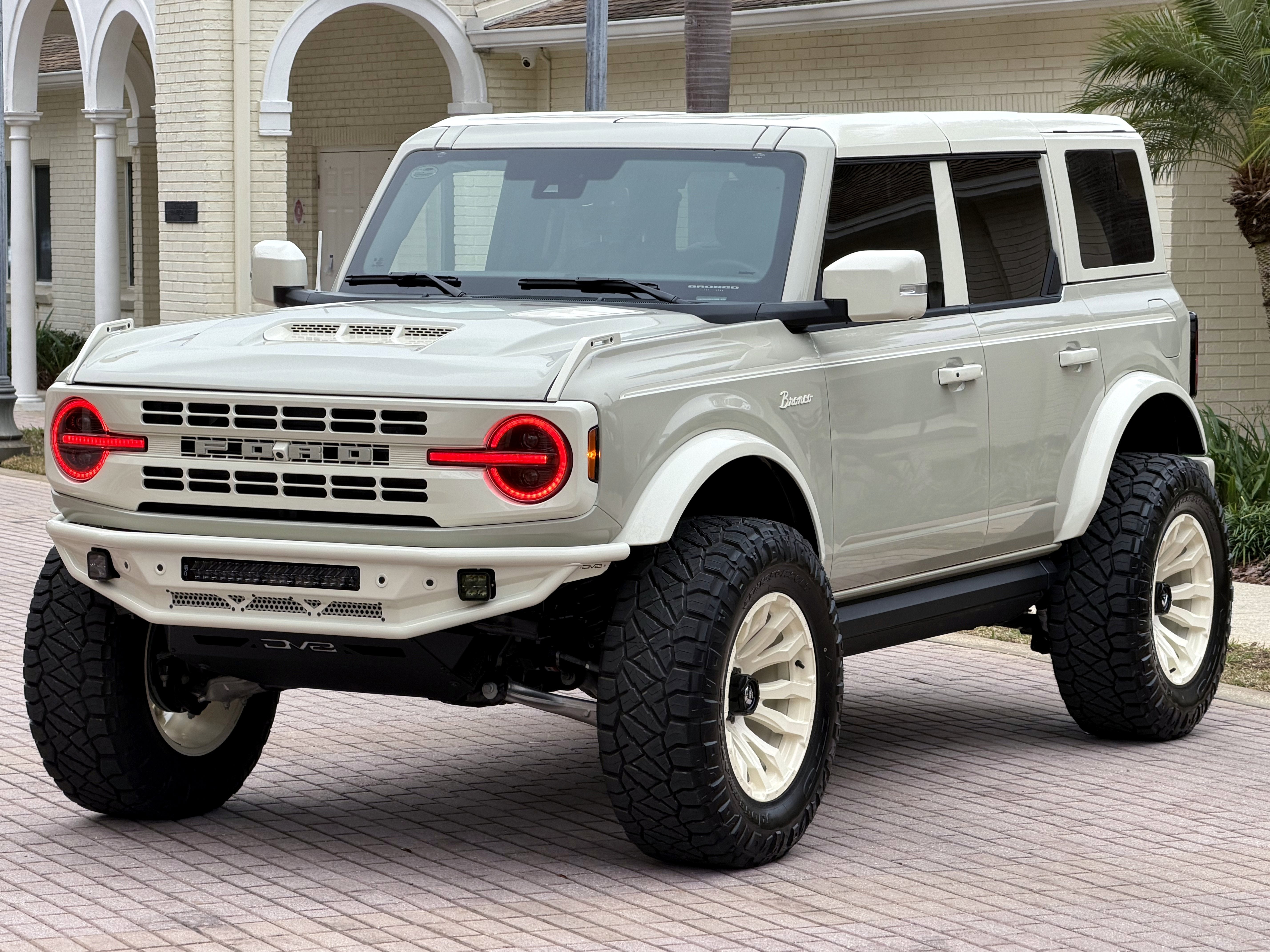 2025 Ford Bronco V6 Wimbledon White Retro Outer Banks Luxury Pkg Custom Lifted