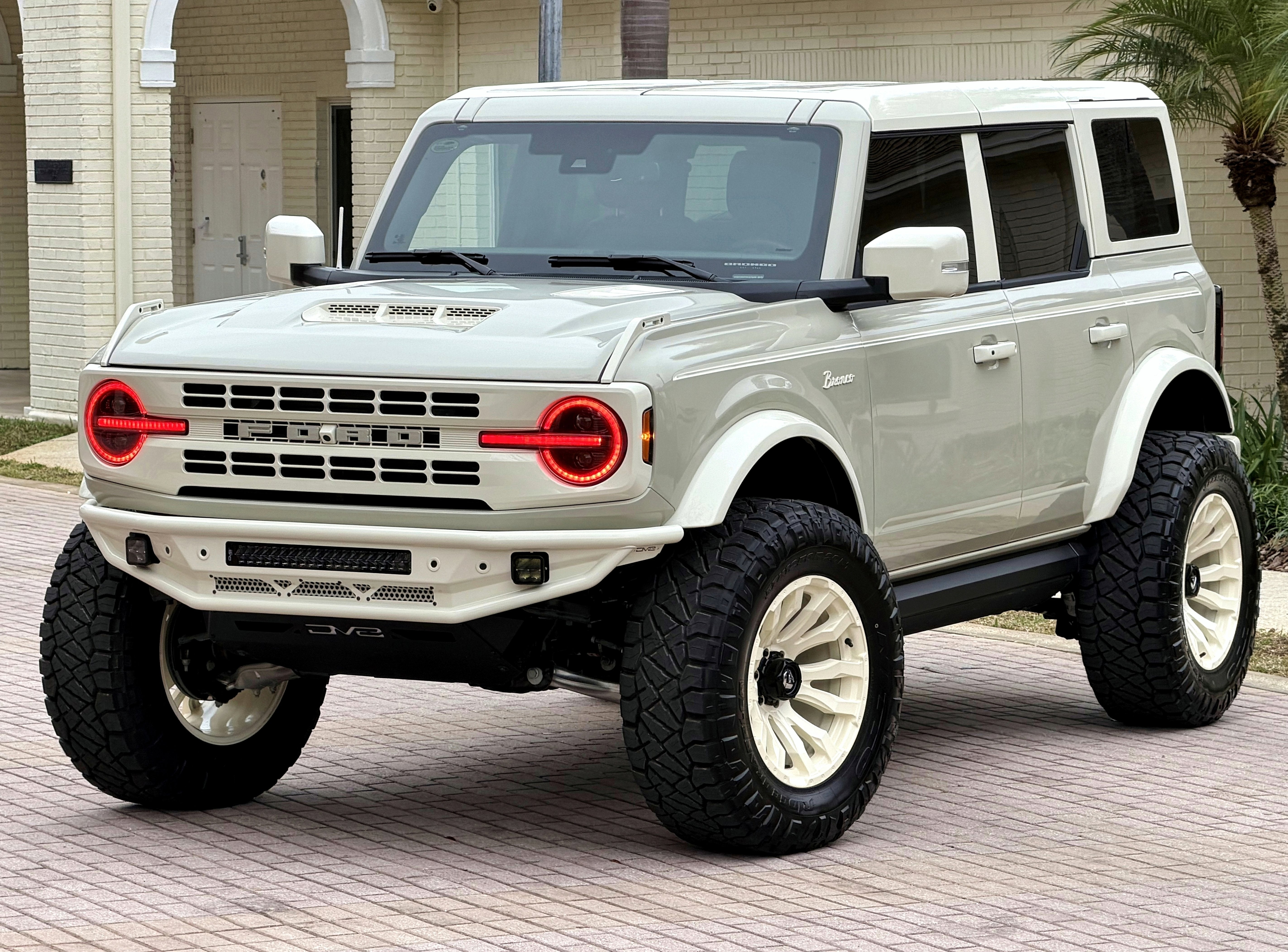 2025 Ford Bronco V6 Wimbledon White Retro Outer Banks Luxury Pkg Custom Lifted