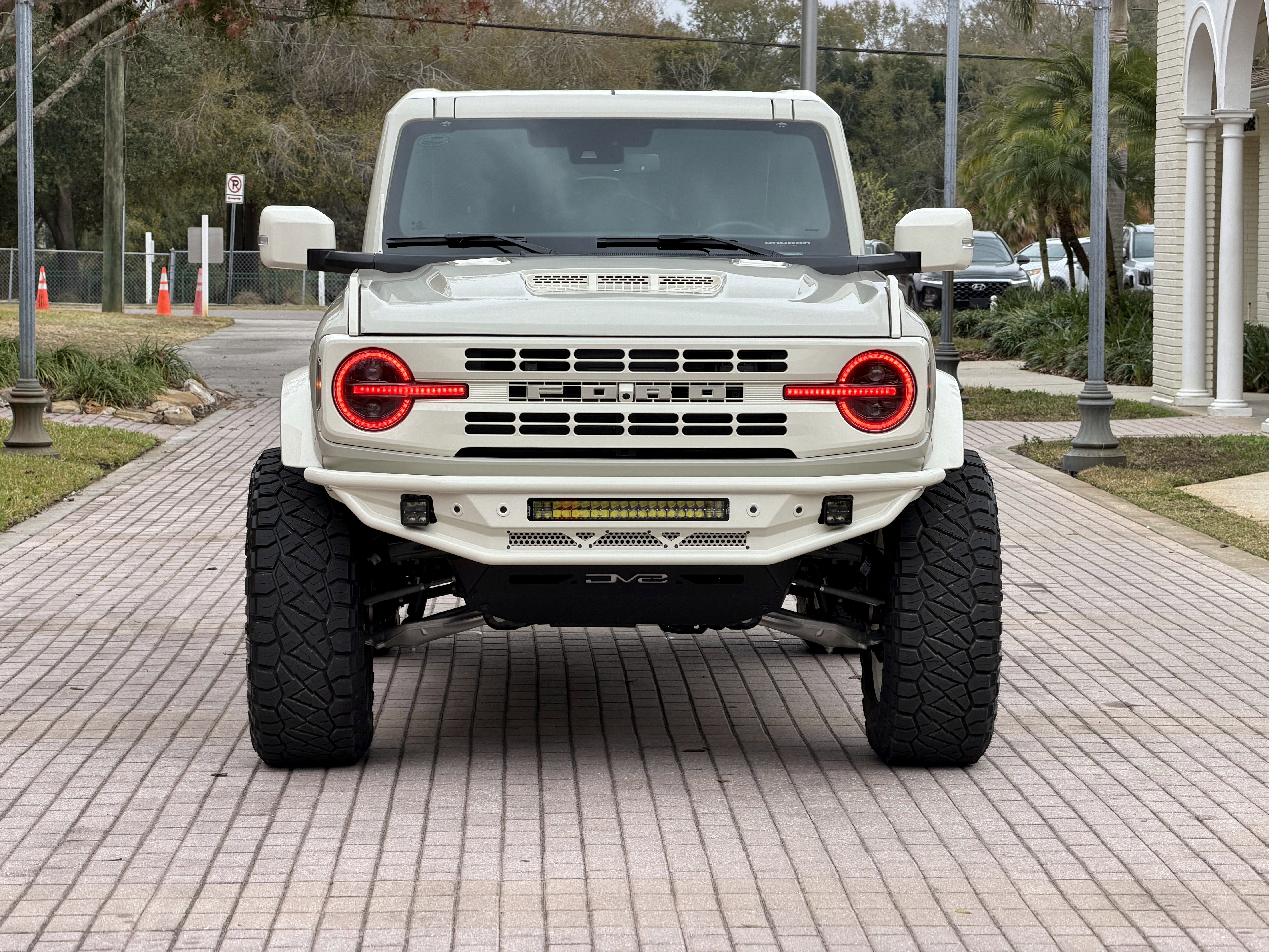 2025 Ford Bronco V6 Wimbledon White Retro Outer Banks Luxury Pkg Custom Lifted