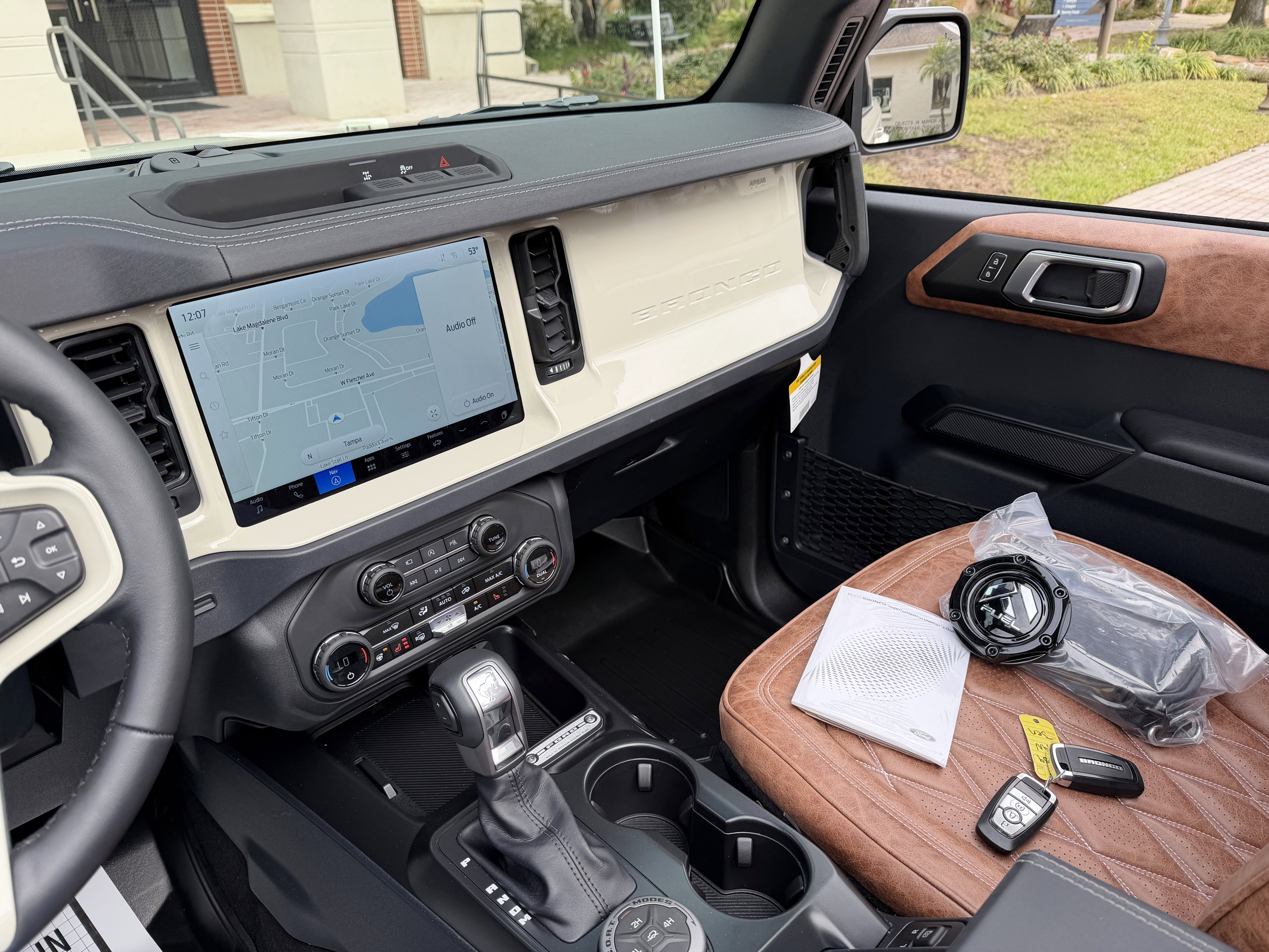 2025 Ford Bronco V6 Wimbledon White Retro Outer Banks Luxury Pkg Custom Lifted