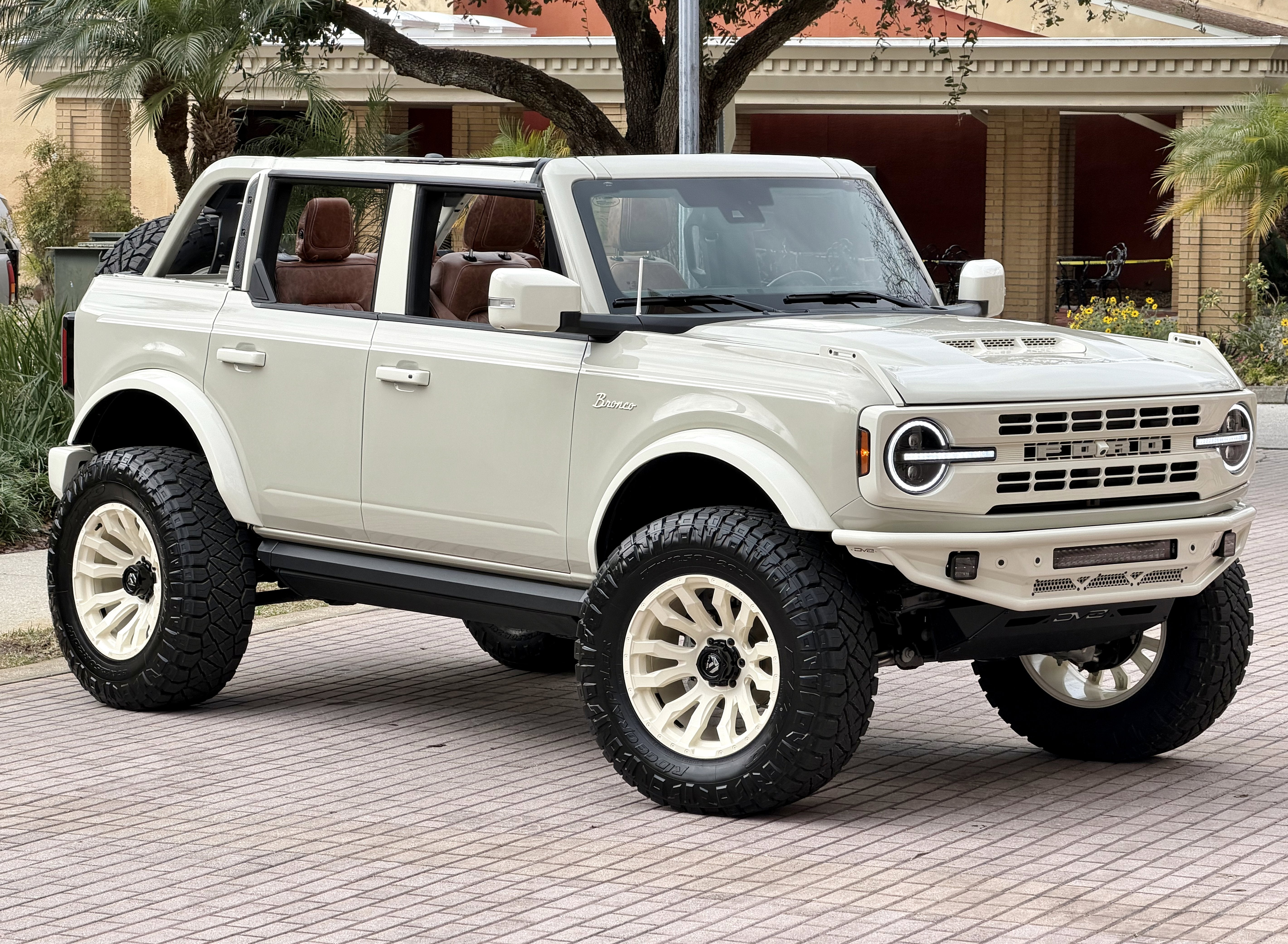 2025 Ford Bronco V6 Wimbledon White Retro Outer Banks Luxury Pkg Custom Lifted