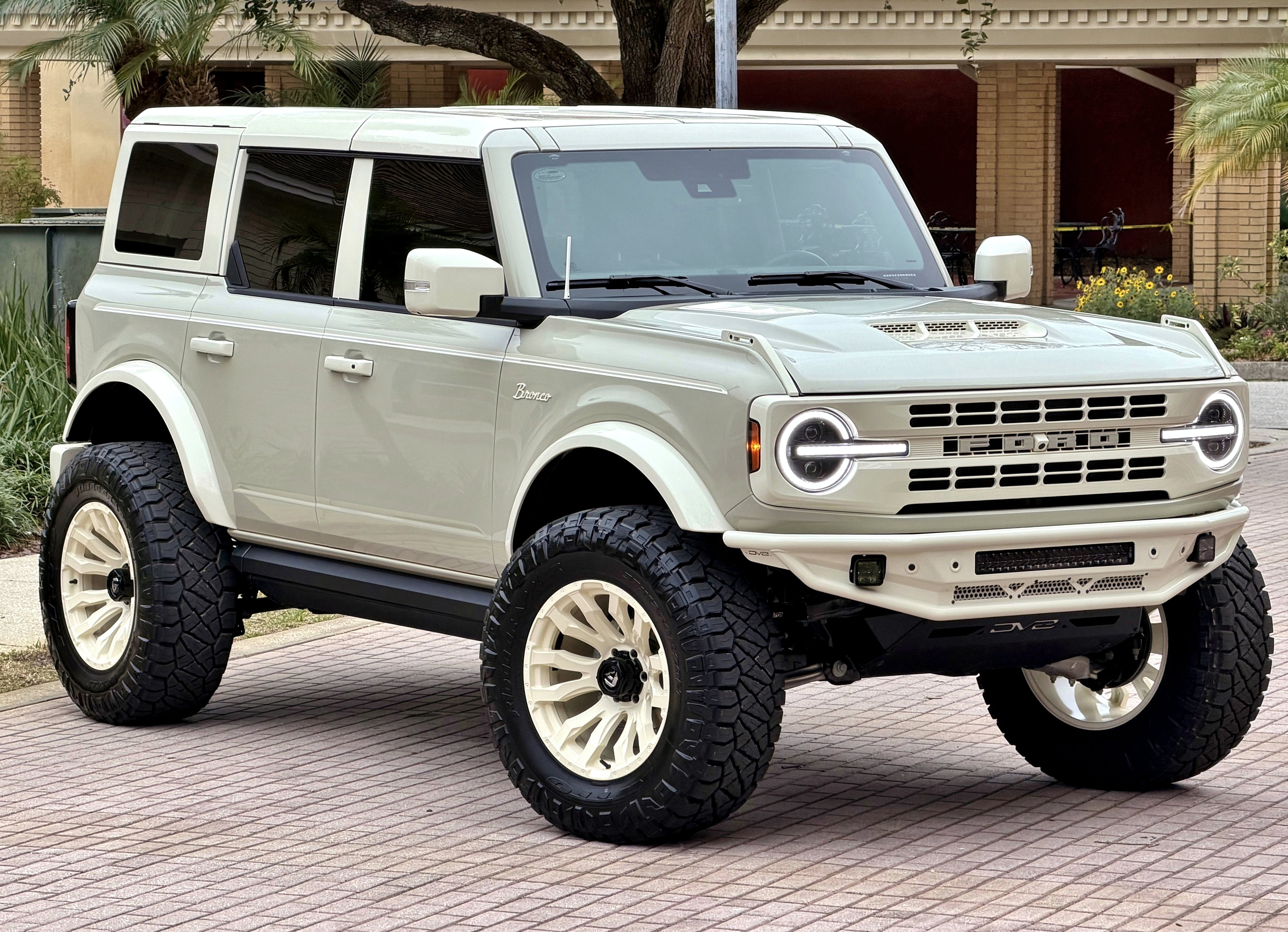 2025 Ford Bronco V6 Wimbledon White Retro Outer Banks Luxury Pkg Custom Lifted