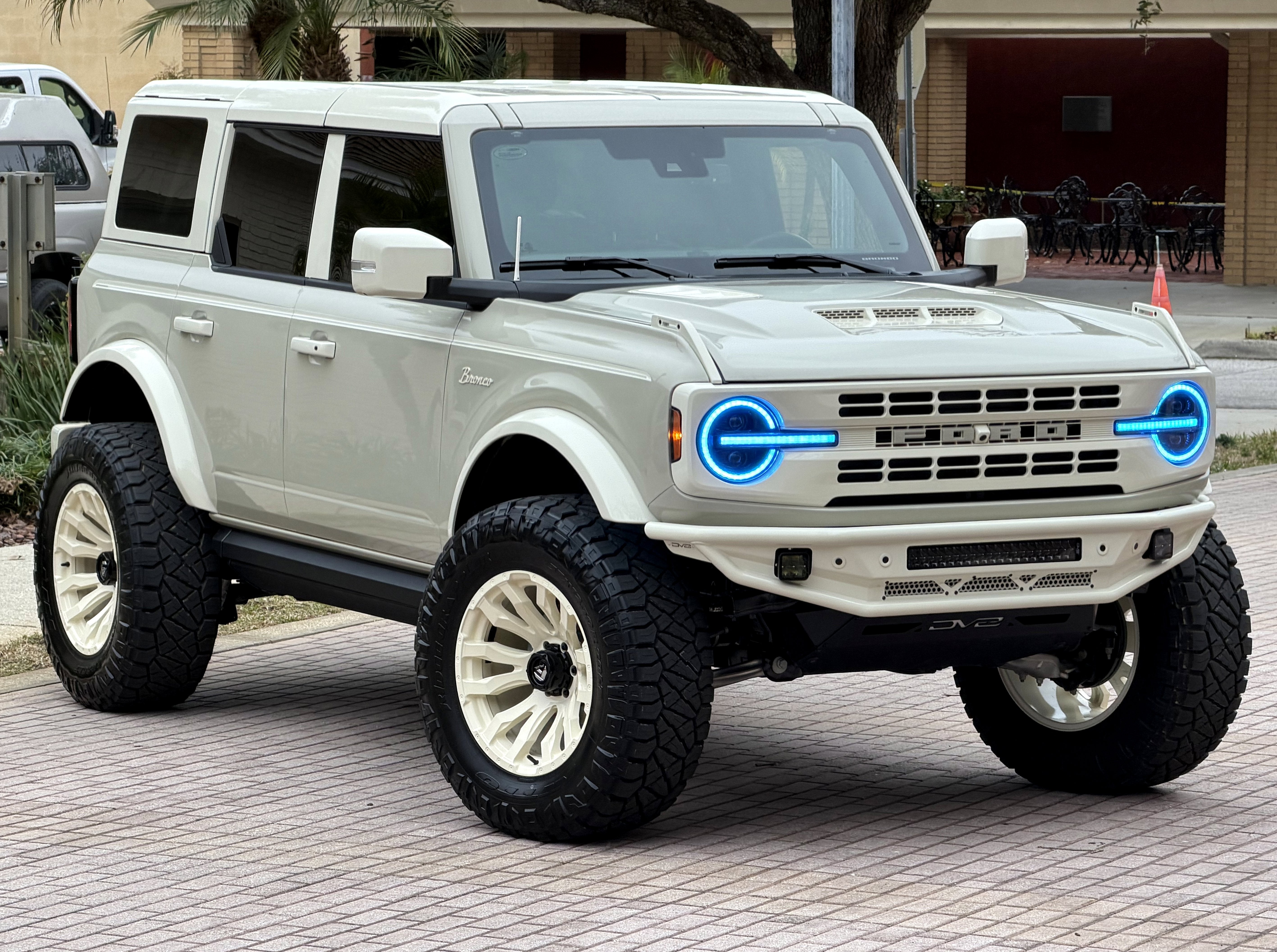 2025 Ford Bronco V6 Wimbledon White Retro Outer Banks Luxury Pkg Custom Lifted