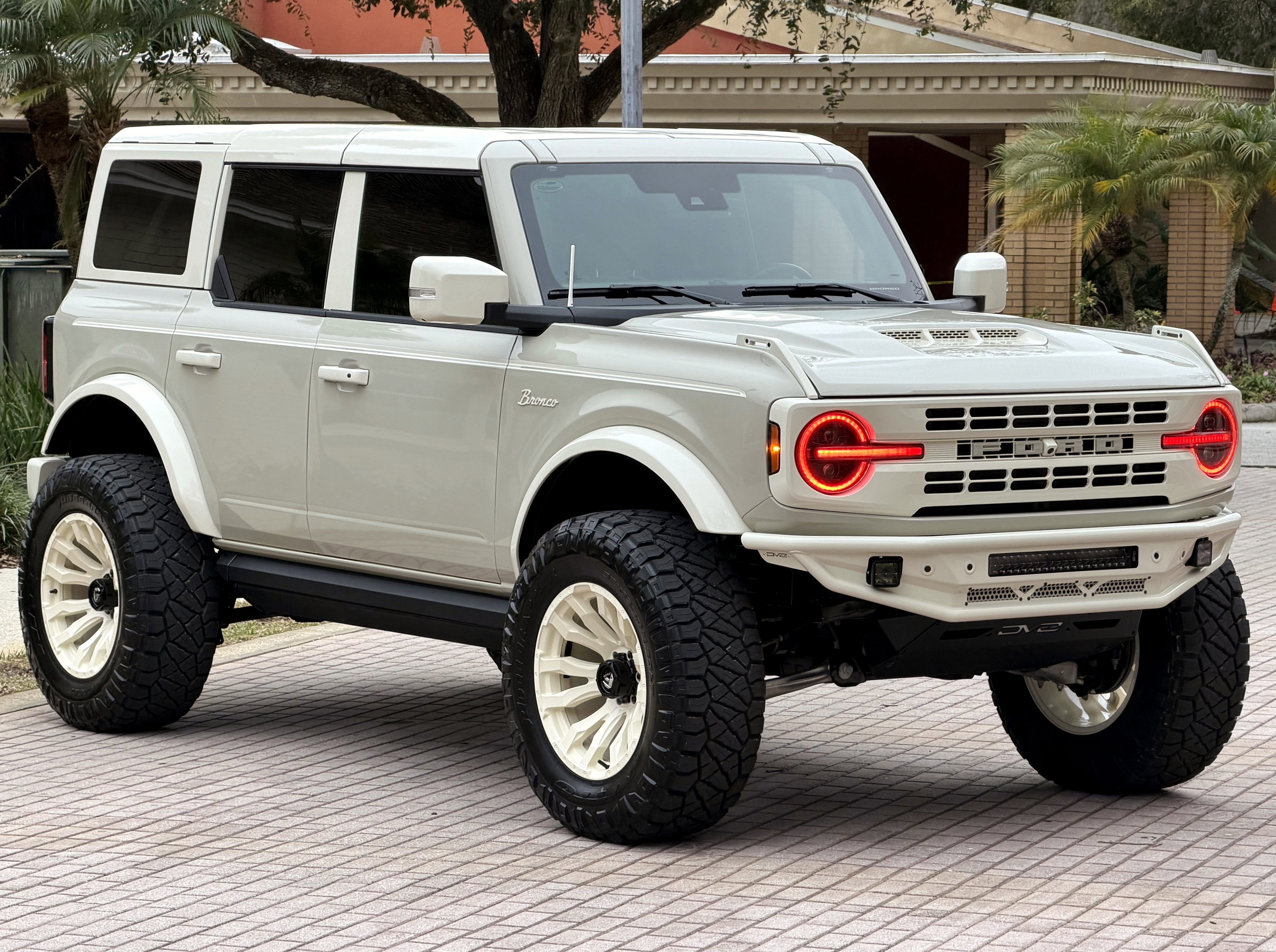 2025 Ford Bronco V6 Wimbledon White Retro Outer Banks Luxury Pkg Custom Lifted