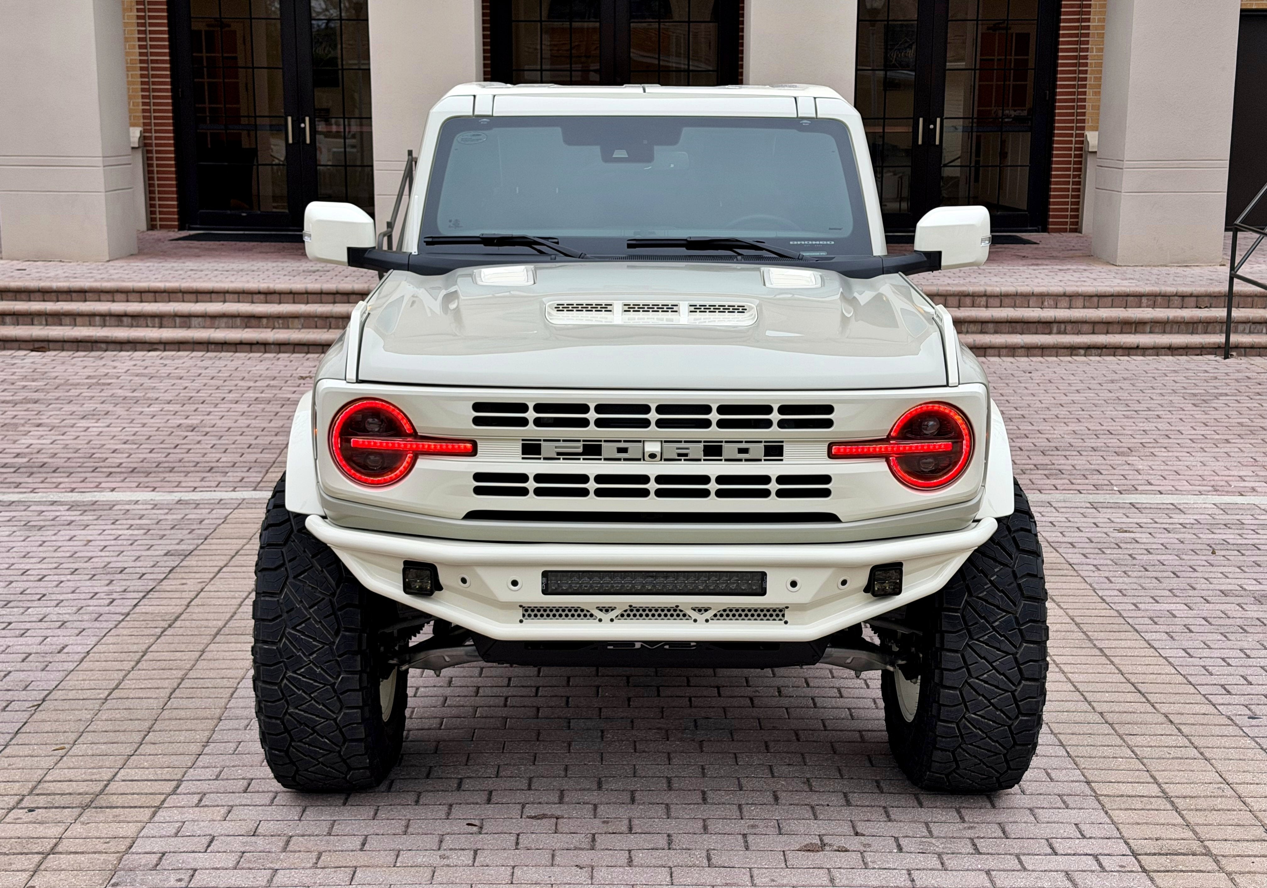 2025 Ford Bronco V6 Wimbledon White Retro Outer Banks Luxury Pkg Custom Lifted