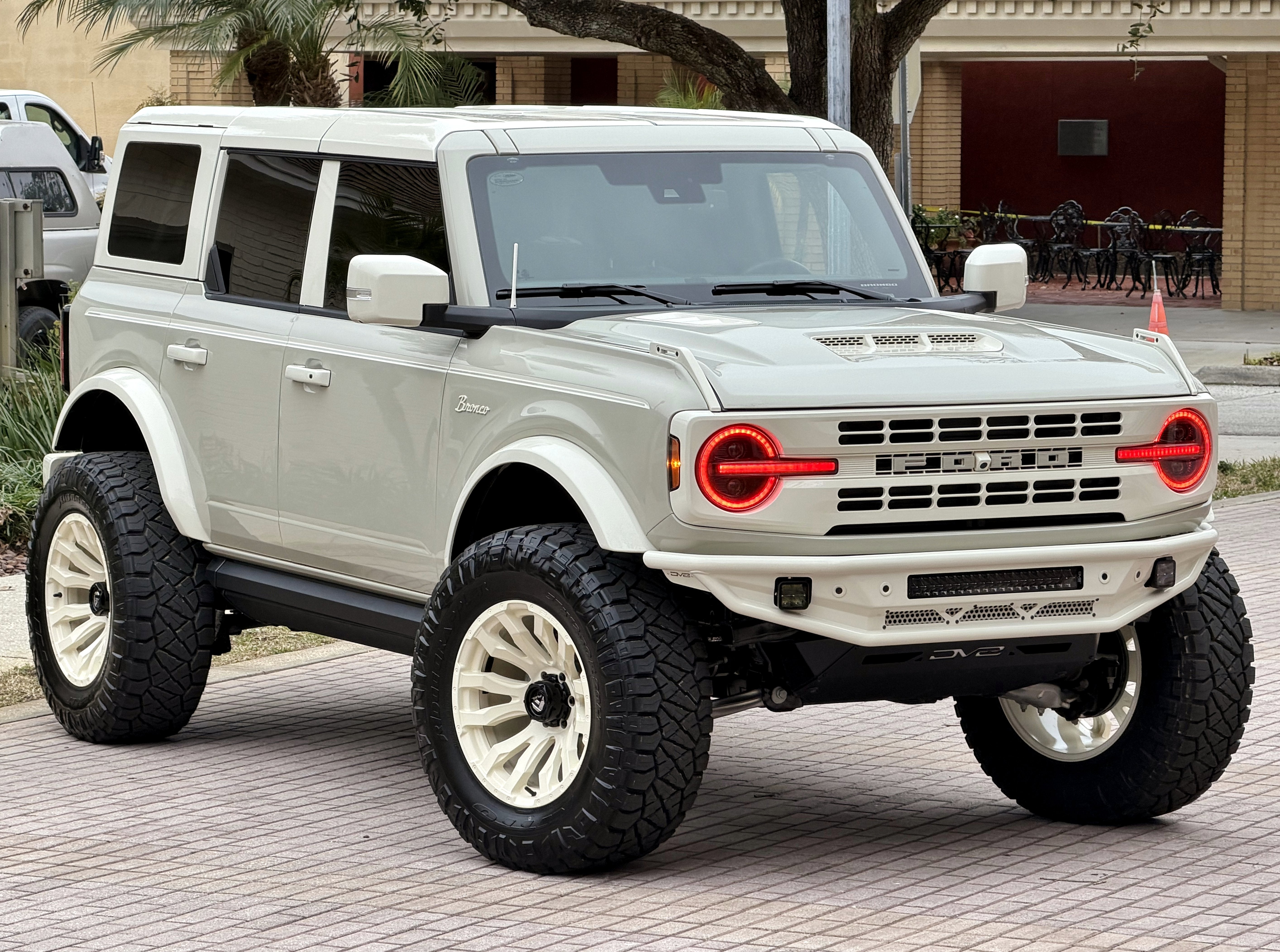 2025 Ford Bronco V6 Wimbledon White Retro Outer Banks Luxury Pkg Custom Lifted
