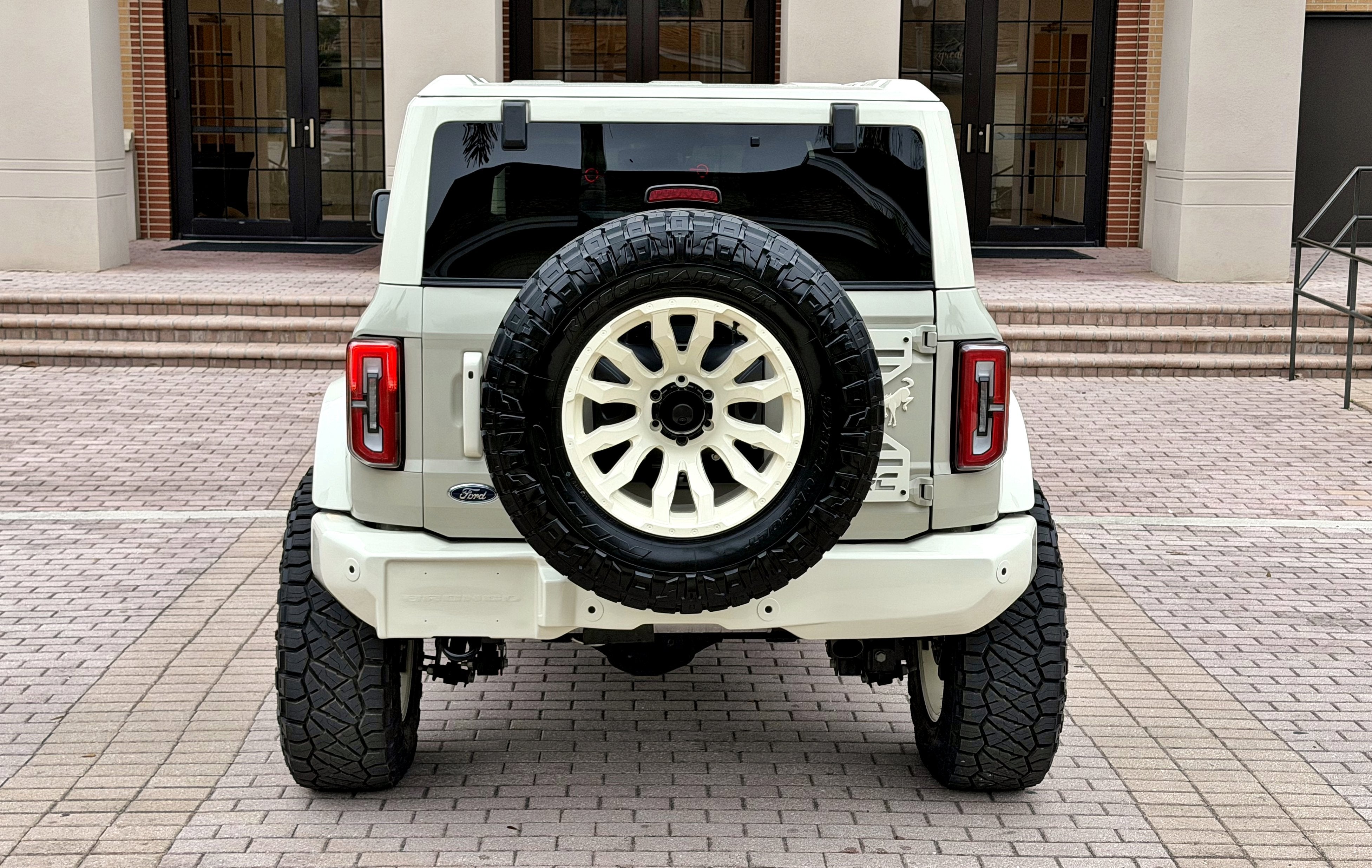 2025 Ford Bronco V6 Wimbledon White Retro Outer Banks Luxury Pkg Custom Lifted