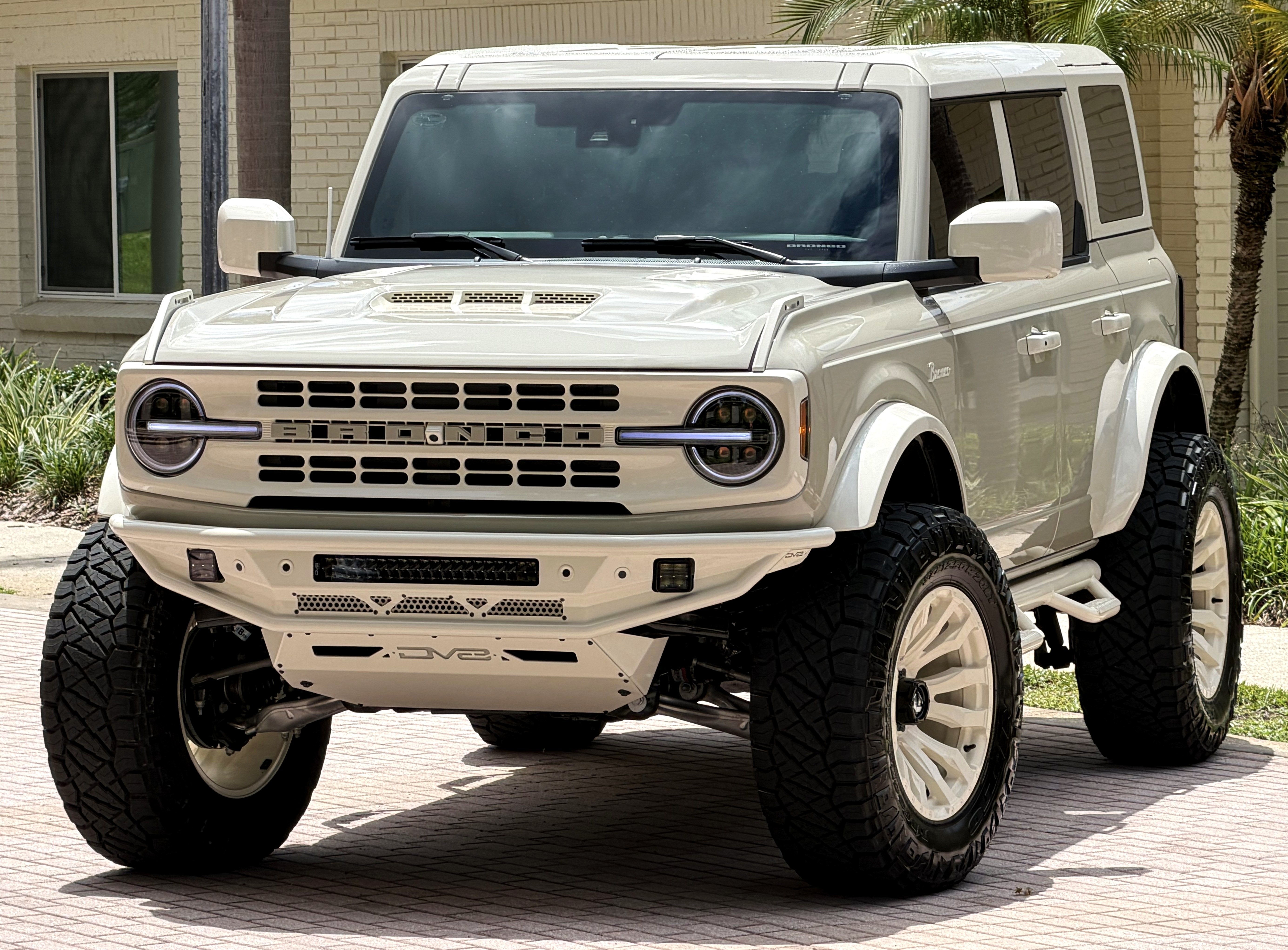 2026 Ford Bronco V6 Wimbledon White Retro Outer Banks Luxury Pkg Custom Lifted